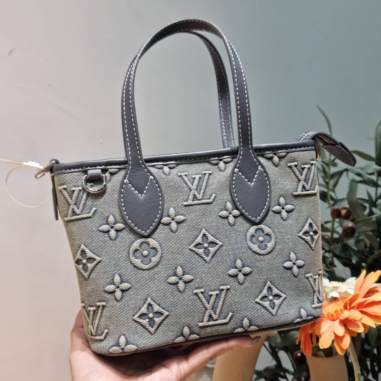 LV neverfull washed denim monogram mini bag ดีไซน์ใหม่ล่าสุดก่อนใคร กระเป๋าทรงโท้ทมินิไซส์ ที่ไม่ได้เล็กตามชื่อ มาในรูปแบบ washed denim สวยคลาสสิค ดูแพงสุดๆ