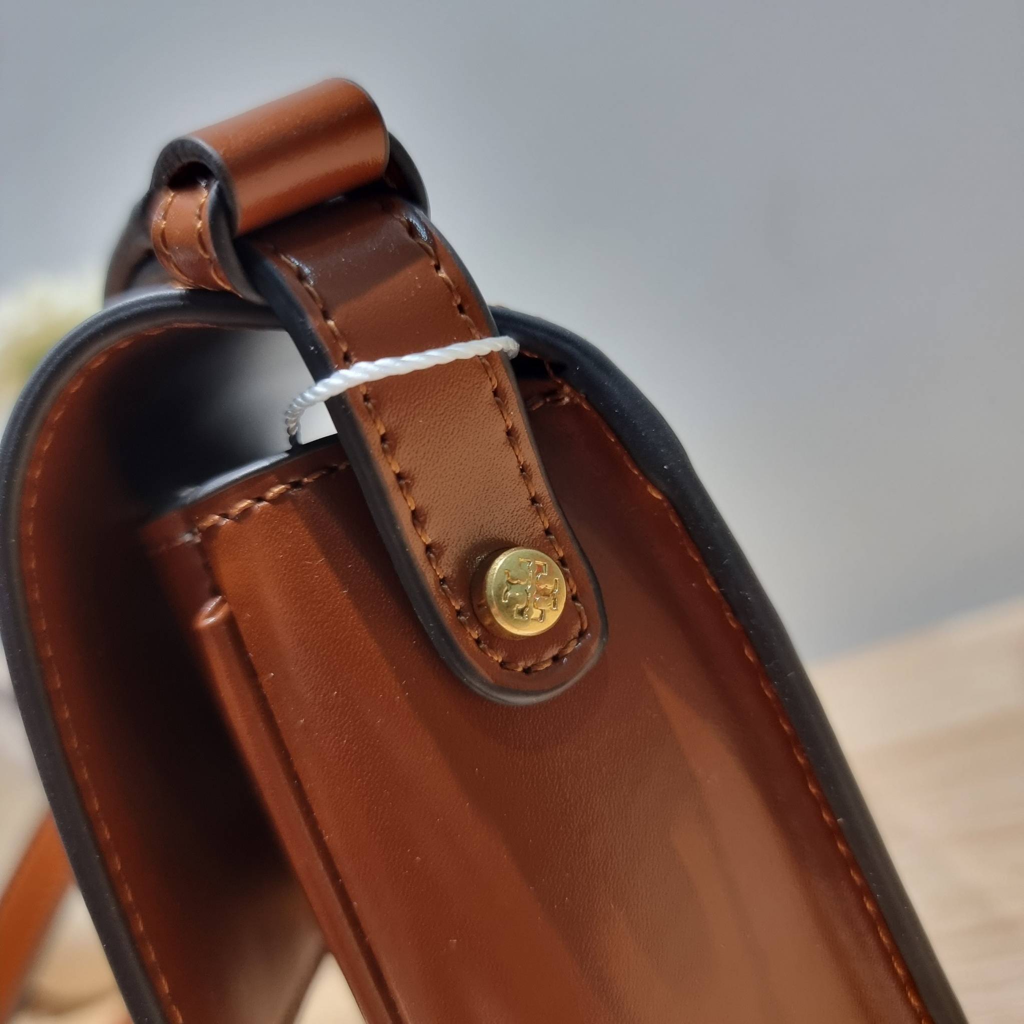 TORY BURCH ROBINSON SPAZZOLATO CONVERTIBLE SHOULDER BAG คอลเลคชั่นใหม่ สวยก่อนใคร ในราคาสุดคุ้ม! กับกระเป๋าสะพายไหล่ ดีไซน์สุดหรู หนังแก้วเงาสวยคม สีผู้ดี รูปทรงใช้งานได้ทุกลุค