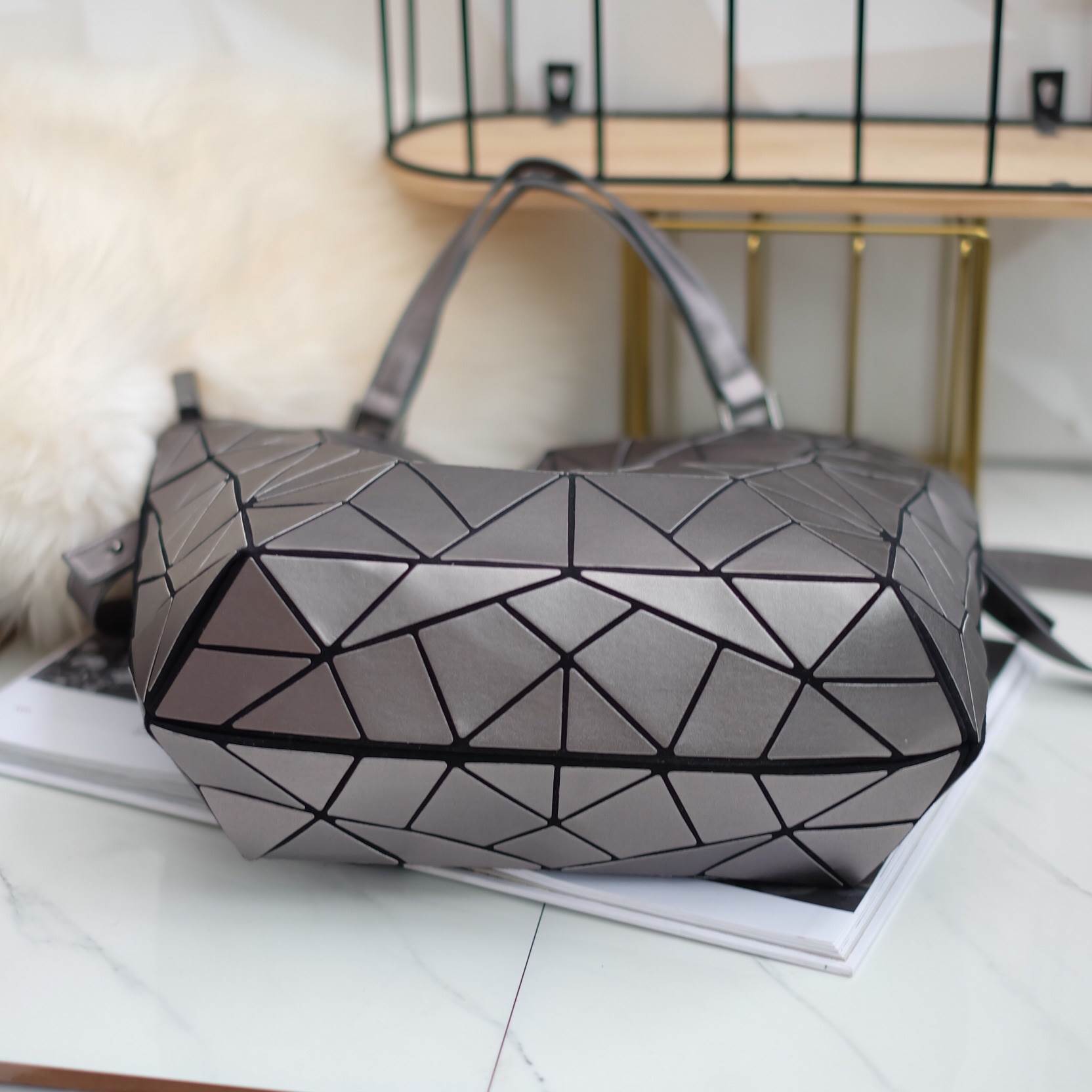 🎄New Collection 2 สีมาใหม่ รุ่นขายดีมาก !!! ลาย Limited edition หายาก 👍ปรับทรงได้ 2 แบบ น่ารักมาก มาพร้อมกระต่ายเข้า set เลิศคะ กระเป๋า จากแบรนด์ David Jones กระเป๋าสะพายข้างดีไซน์เกร๋มาก สีสวยหรูมาก ขนาดกะลังดีเลย น้ำหนังเบามากคะ ภายในมีช