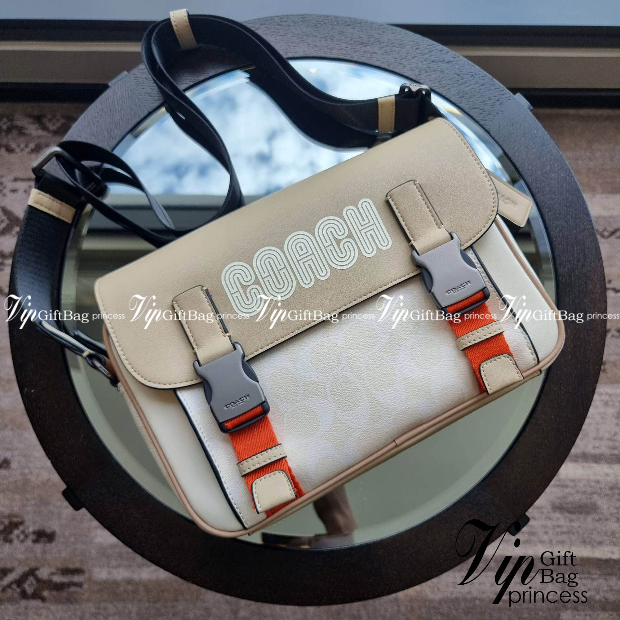 COACH TRACK CROSSBODY IN COLORBLOCK WITH COACH PATCH C6657 C8128 หล่อบอกต่ออีกหนึ่ง กระเป๋าสะพายทรงแมสเซ็นเจอร์ รุ่นเอาใจหนุ่มๆ ที่สาวๆก็อยากใช้!! ด้วยดีไซน์สีคัลเลอร์บล็อคที่โดดเด่น ทำให้ดูน่าใช้งาน วัสดุหนังแท้ สวยคมซ่อนหรู ฝากระเป๋ามีตัวล็อคแน่นหนา เปิ