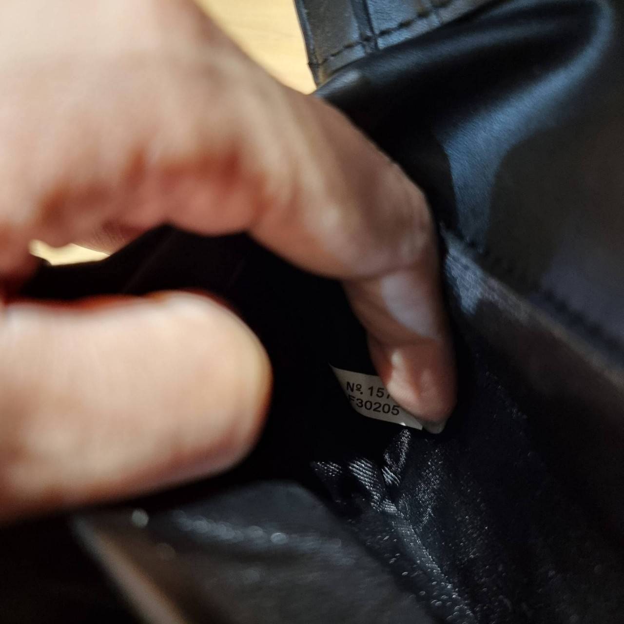 COACH F30205 FLAP PHONE WRISLET IN SIGNATURE CANVAS กระเป๋าสตางค์ 2IN1 มาอีกแล้วจ้า ความคลาสสิคที่จับต้องได้ ใช้งานได้สะดวกกว่าเดิม วัสดุหนังแคนวาสเคลือบลาย ภายในใส่ธนบัตร ใส่บัตรได้เยอะ มีช่องซิปแยก ใส่โทรศัพท์ได้ มาพร้อมสายคล้องมือ ใส่แขนไว้กันหล่นหาย ห