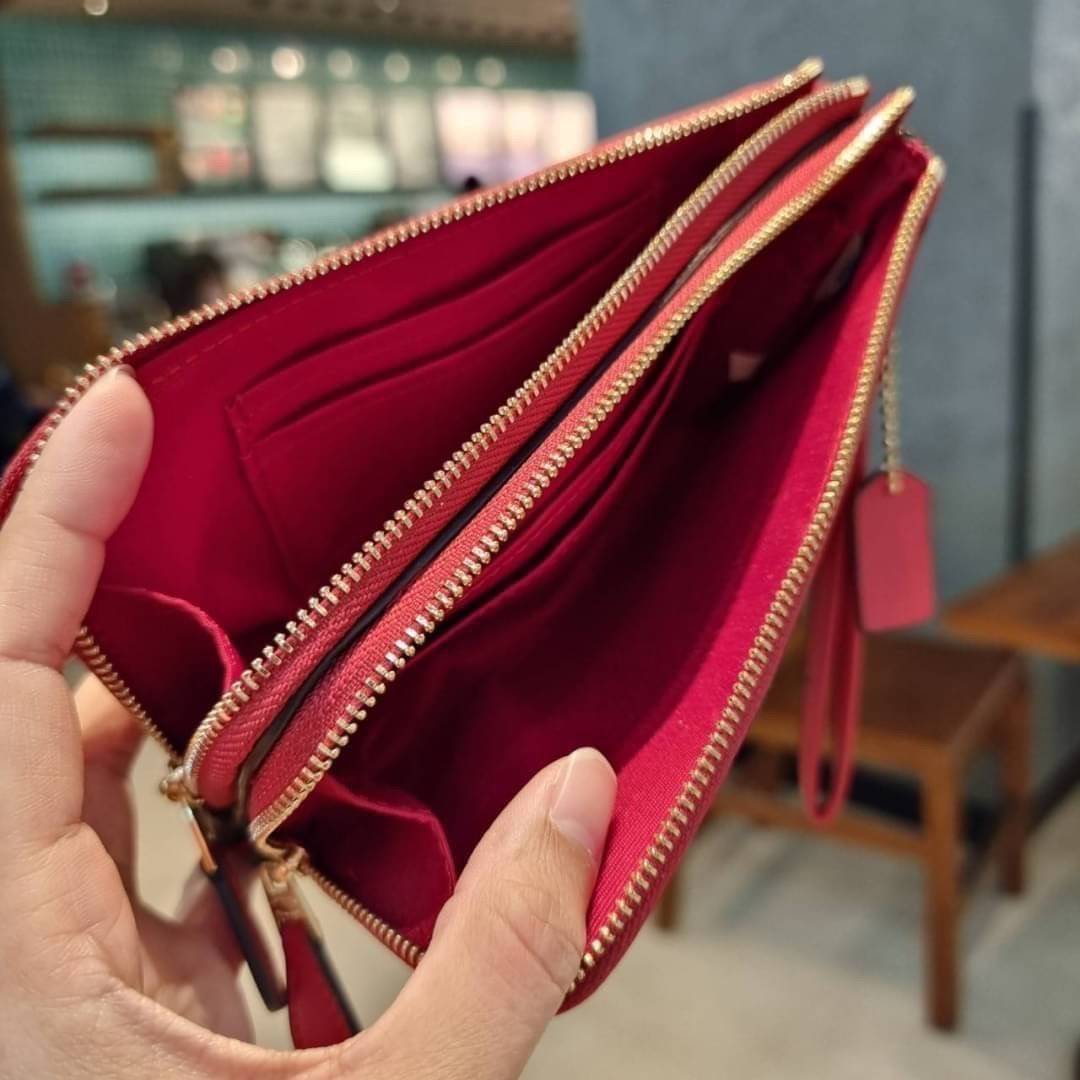 COACH F87591 DOUBLE CORNER ZIP WALLET IN SIGNATURE COATED CANVAS คล้องมือรุ่น 2 ซิป!! มาแล้วจ้า 🌟🤗 ไซส์นี้คือเหมาะมือจริงๆ พกง่ายเช่นเคย ไม่ต้องกังวลว่าจะเกะกะหรือกินพื้นที่กระเป๋าหลัก วัสดุหนังแคนวาสเคลือบลาย มีช่องหลักแยก 2 ช่อง ภายในบุผ