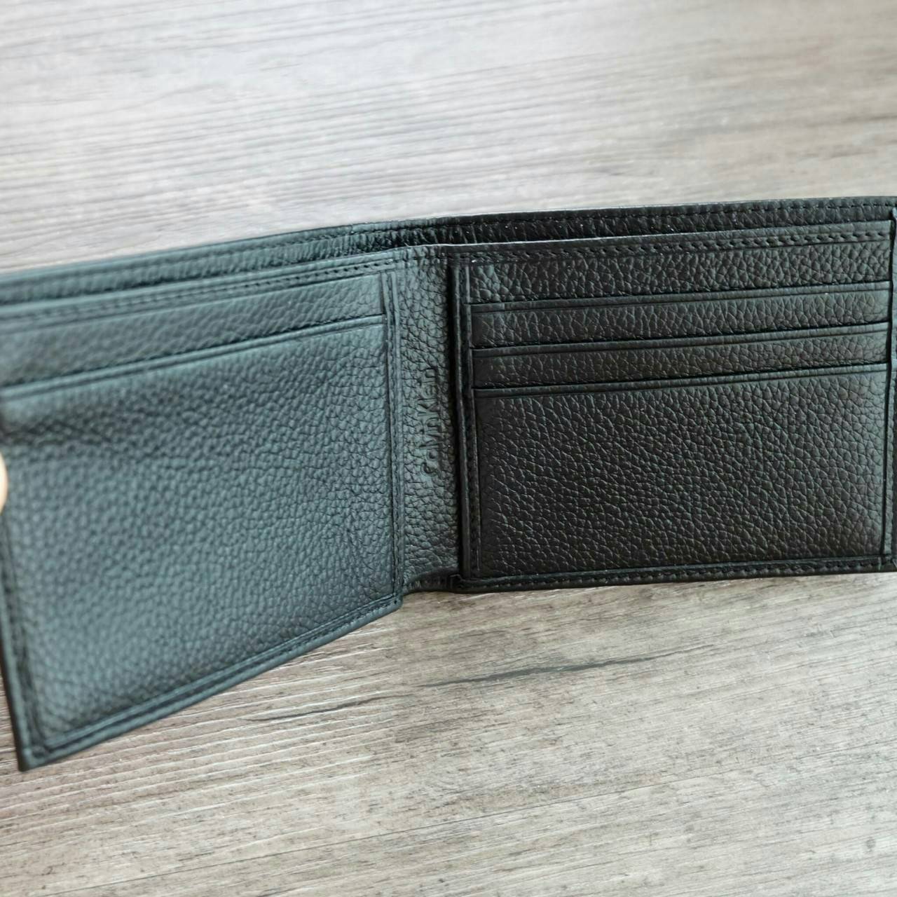 Calvin Klein Leather Belt & Wallet Set เซตสุดคุ้ม จะะมอบเป็นของขวัญหรือใช้เองก็แนะนำเลยค่าา อุปกรณ์ : มาพร้อมถุงกระดาษแบรนด์ + กล่องแบรนด์ + ที่เจาะรูเข็มขัด + ห่วงเข็มขัด