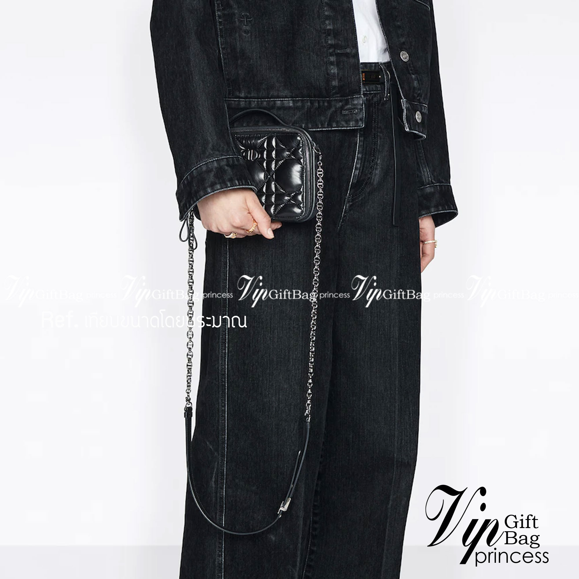 DIOR Caro Box Bag with Chain กระเป๋าสะพายทรงกล่อง หรูหรา ใช้งานง่าย ภายในเป็นช่องโล่ง มีช่องย่อย มาพร้อมสายสะพาย crossbody ถอดได้ ที่สามารถปรับใช้ได้หลากหลายสไตล์ เป็นสีที่ใช้งานได้ทุกโอกาส มาครบ box set ให้เก็บเป็นคอลเลคชั่นได้ ในราคาสุดคุ้ม จัดเลย!!