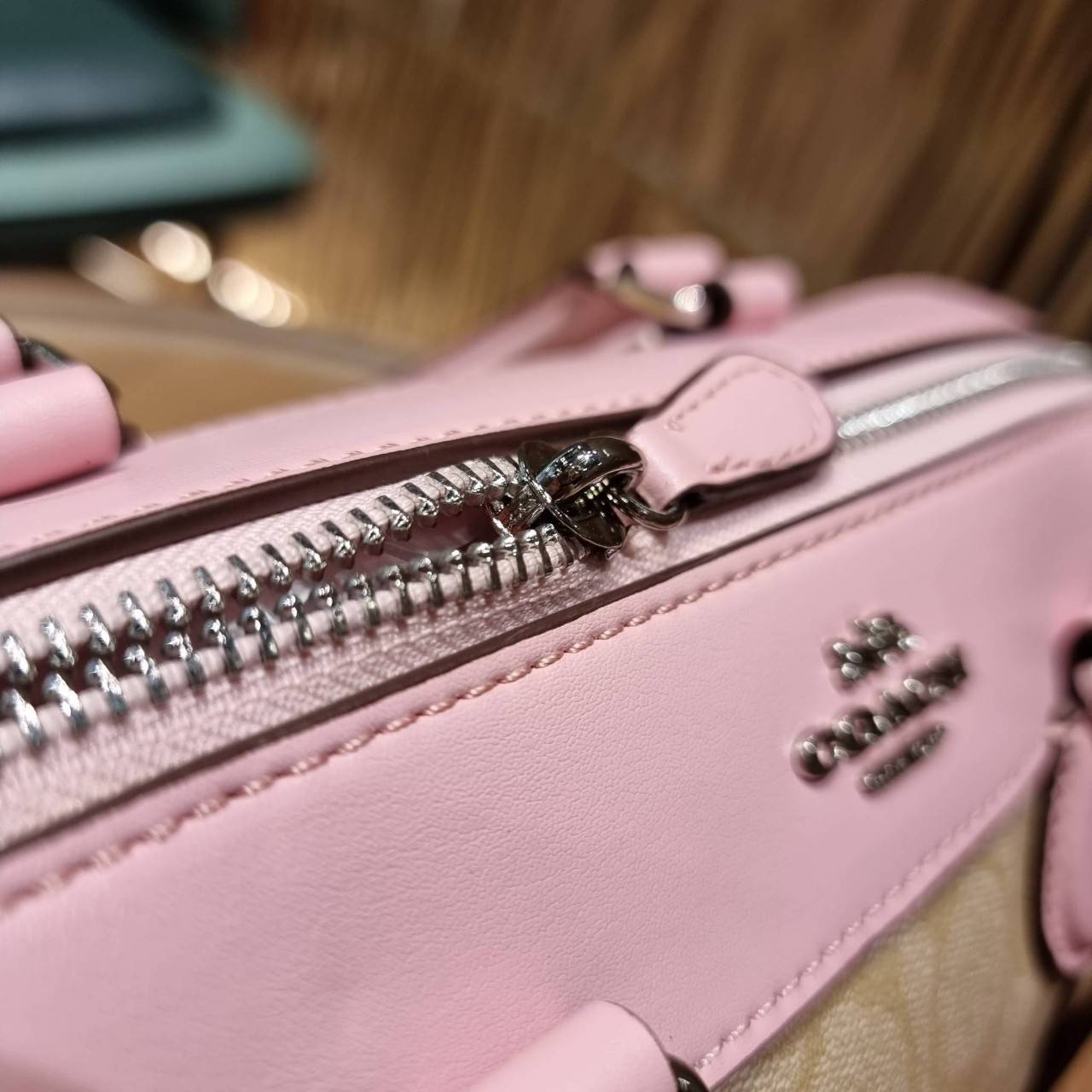 COACH F32203 MINI BENNETT SATCHEL IN SIGNATURE CANVAS กลับมาอีกครั้ง!! กับกระเป๋าทรงหมอนยอดฮิต 🥳 มีกี่สีก็ขายหมด วัสดุหนังแคนวาสเคลือบลาย ทรงสวยใช้งานได้ทุกโอกาส ภายในโล่งกว้างใส่ของได้เยอะ มีหูจับในตัว และสายสะพาย crossbody ปรับได้ตามตัว ใบนี้ไม่