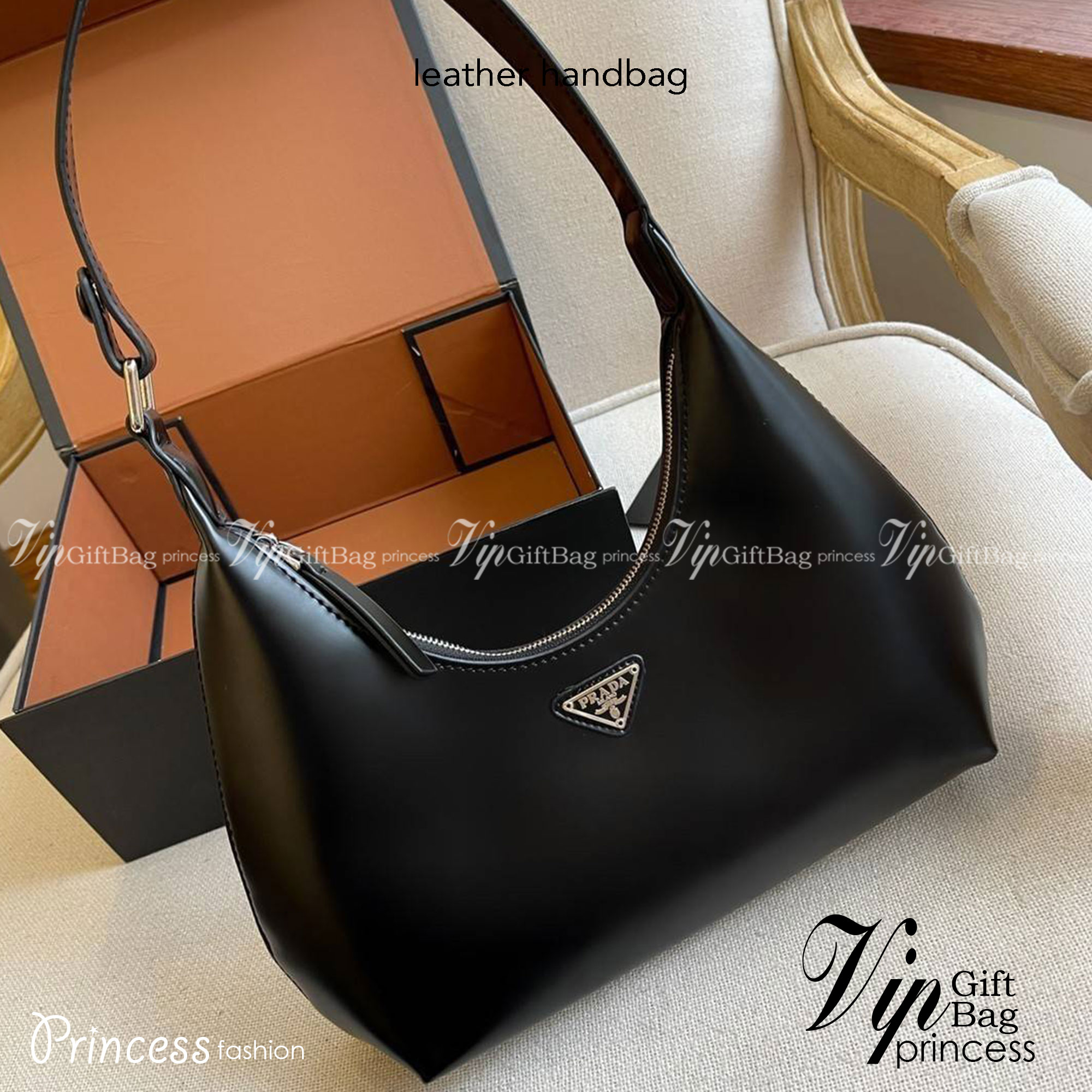 PRADA LEATHER HANDBAG ขนาดกะทัดรัด พกพาสะดวก Everyday look อะไหล่เงิน หนังเงาหนาอยู่ทรงสวย ด้านหน้ามีโลโก้แบรนด์ เปิดปิดด้วยซิป อะไหล่เงิน