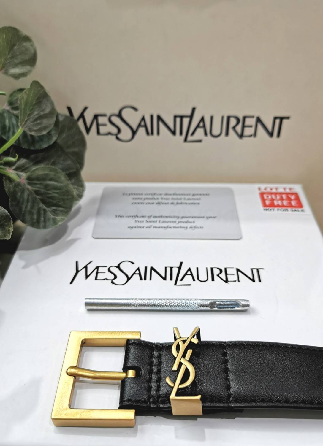พรีเมี่ยมกิ๊ฟแท้ 100% 】YSL YVES SAINT LAURENT 3D LOGO Leather Belt VIP Gift With Purchase (GWP) เข็มขัดหนังแท้ดีไซน์สวยสุดคลาสสิคพรีเมี่ยมกิ๊ฟ Limited Edition จาก YSL YVES SAINT LAURENT DutyFree โดดเด่นที่หัวเข็มขัด3Dโลโก้แบรนด์สีทองสายเข็มขัดหนังแท้