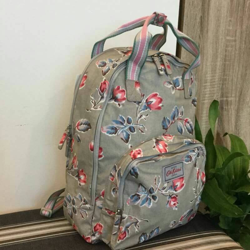Cath Kidston Backpack Bag กระเป๋าสะพายสไตล์ vintage เป็นอีกรุ่นที่สาวๆ ถามถึงเยอะค่ะ วัสดุเป็น Canvas เคลือบ PVC กันน้ำ ทำความสะอาดง่าย น้ำหนักเบา เปิดปิดด้วยซิปรอบสะดวกใช้ ด้านหน้าประดับโลโก้ Cath Kidston พร้อมช่องซิปเล็กด้านนอกใส่กระเป๋าสตางค์ มือถือได้