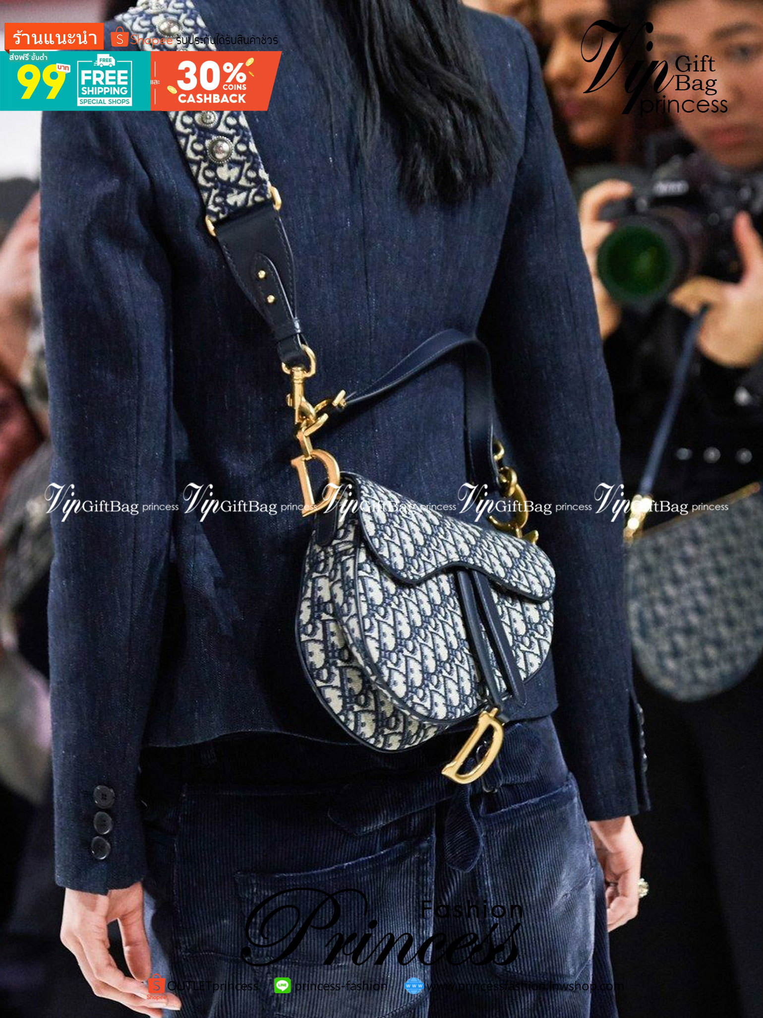 DIOR Saddle Bag Oblique Embroidery กระเป๋ารุ่นยอดนิยม ตามแบบฉบับแบรนด์ งานผ้าแจ็คการ์ดลาย Oblique ลูกเล่นห้อยด้วยตัวอักษร D ตรงหูหิ้วมีกิมมิค CD สีทอง มาพร้อมสายสะพายครอสบอดี้ เรียกว่าจะถือก็ปั้วะ จะสะพายก็ปังไม่ไหว เก็บทุกรายละเอียดงานเป๊ะมากค่ะ