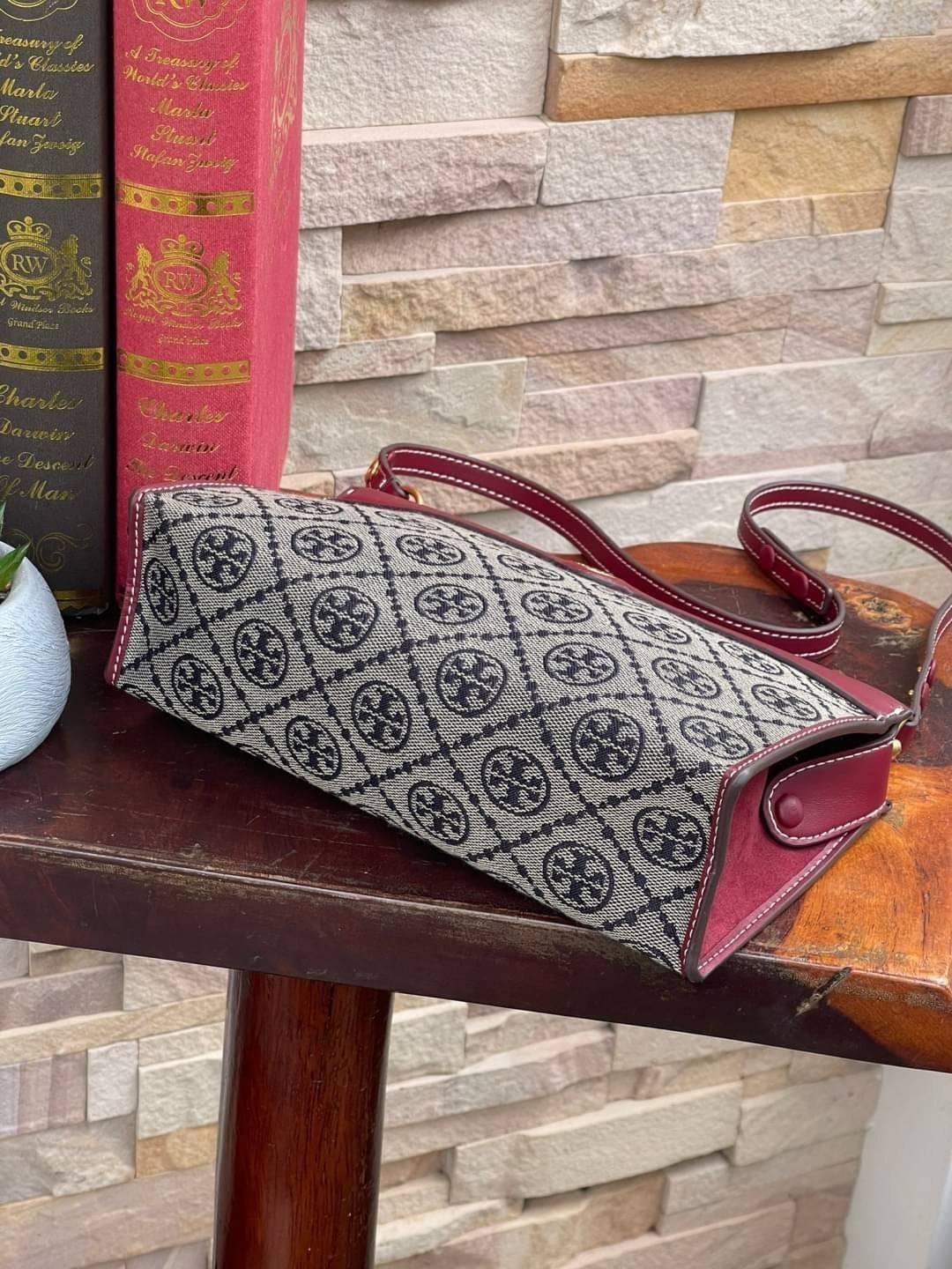 Tory burch t monogram jacquard mini pouchette ปังไม่หยุดกับลวดลาย T Monogram ที่มารังสรรค์ลงบนไอเท็มต่างๆ ในคอลเล็กชั่นต่างๆ สำหรับในรุ่นนี้มาในทรง mini pouchette ที่ได้ดีไซน์น่ารักๆแบบลุคช์ไฮโซ ที่สามารถปรับสายสั้นยาวได้ด้วยกระดุมสแน็ป ต่างออกไปกับคอลเลค