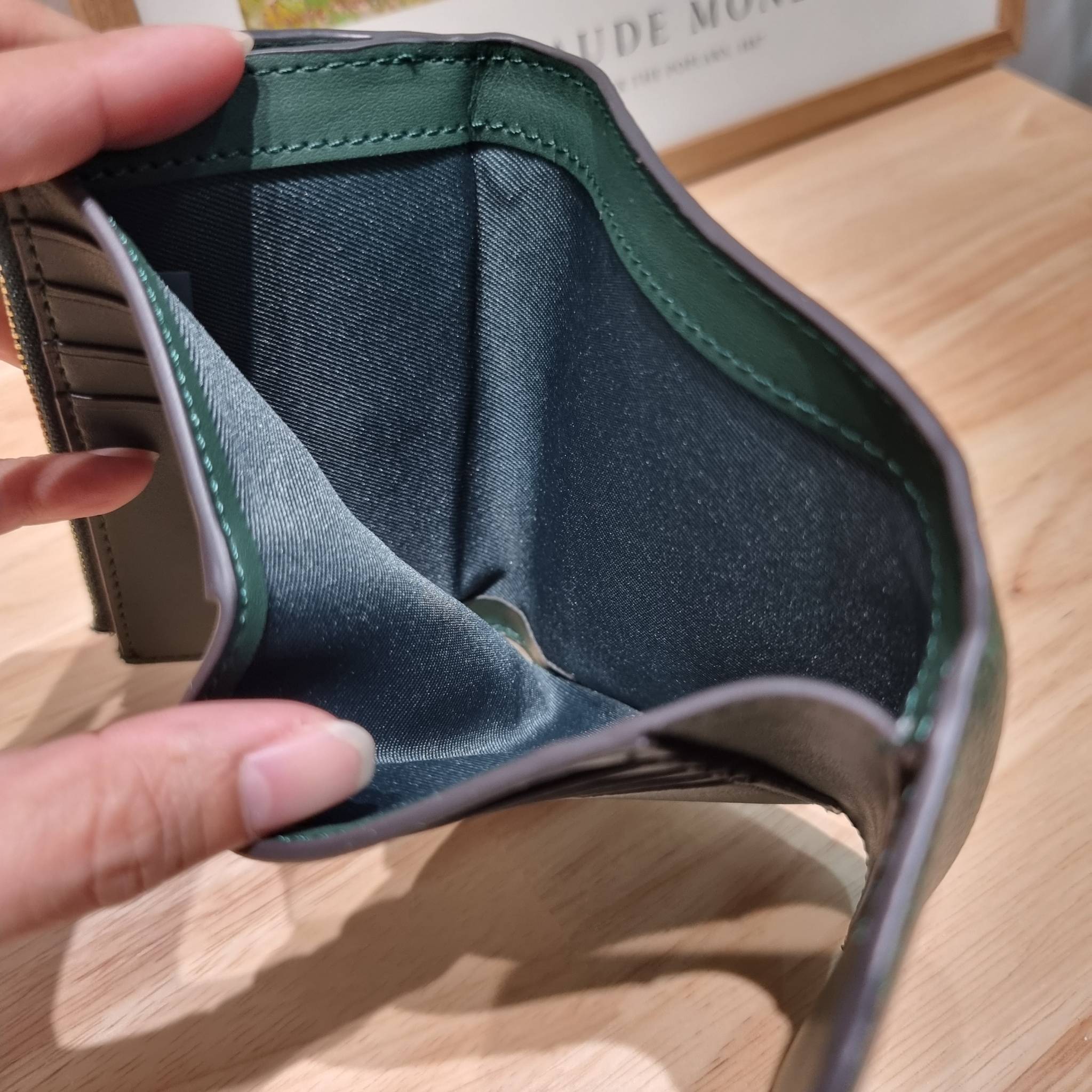 TORY BURCH KIRA MIXED MATERIALS MEDIUM FLAP WALLET กระเป๋าสตางค์ใบกลาง รุ่นยอดนิยม ดูหรูหรา ดูแพง ดีไซน์คลาสสิค ขนาดกำลังพอเหมาะ