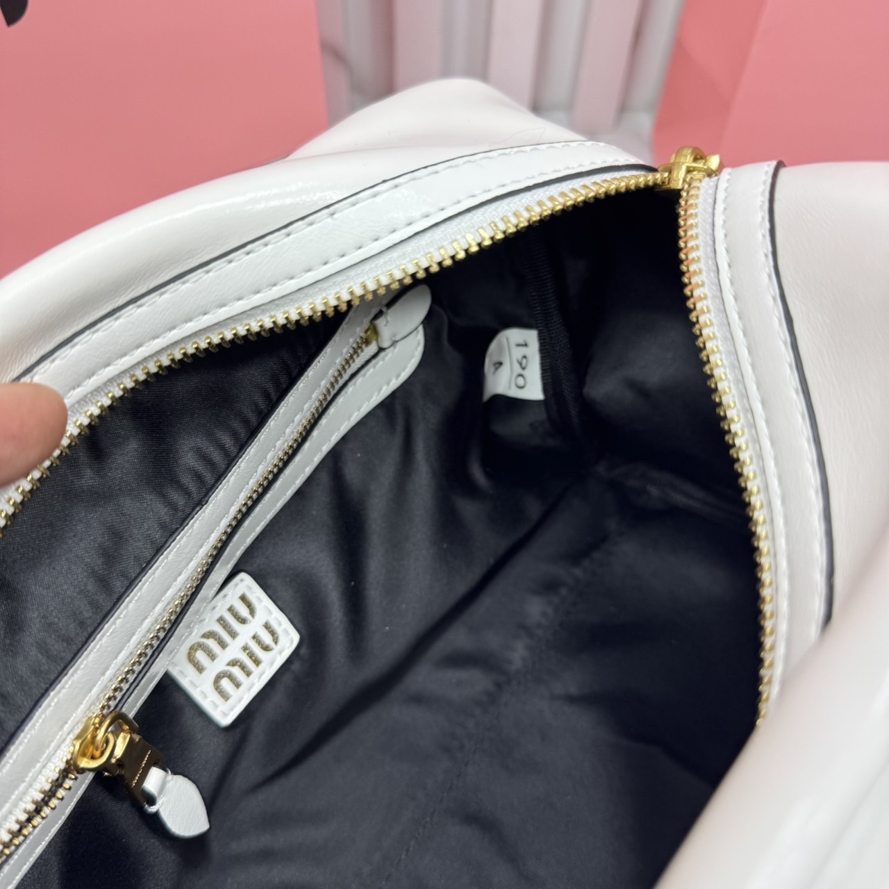 ORI หนังแท้ | Miu Miu Leather top-handle bag กระเป๋าสะพายทรง keepall เรียบแต่ฟาด หรูหราทุกองศา ใครเห็นก็ต้องเหลียว