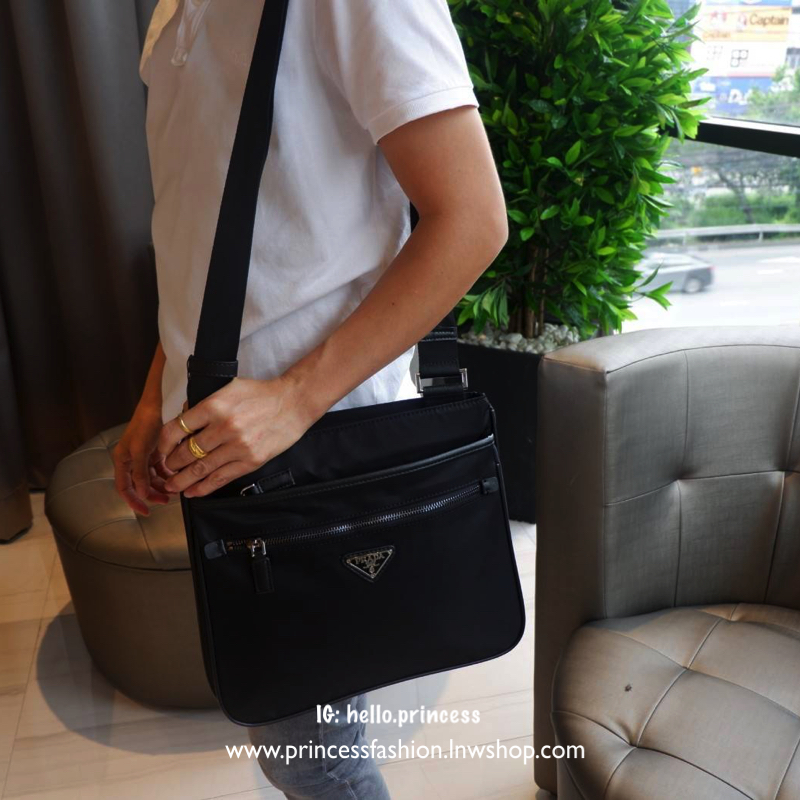 เอาใจหนุ่มๆ สำหรับ messenger bag เป็นผ้าไนล่อนนาโน ตัวกระเป๋าขนาดกำลังดี สีดำด้านสวยมากๆ ทำงานหรือเรียน เท่ห์และคลาสสิคสุดๆ มีช่องแบ่งเก็บของได้ถึง 3 ช่องแยกใส่ของเป็นสัดส่วน น้ำหนักเบา จุของคุ้ม สายยาว ปรับได้ free size สามารถสะพาย crossbody ได้ ใบนี้ห้า