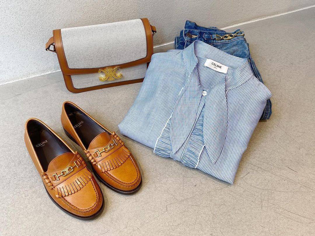 CELINE TRIOMPHE CROSSBODY BAG VIP GIFT WITH PURCHASE-GWP พรีเมี่ยมกิ๊ฟ Limited Edition จาก CELINE PERFUME DUTY FREE COUNTER วัสดุ TRIOMPHE CANVAS & LEATHER ทรงเหลี่ยมหนังสวยหรูอยู่ทรงเปิดปิดด้วยฝาปิดโลโก้แบรนด์อะไหล่ทอง