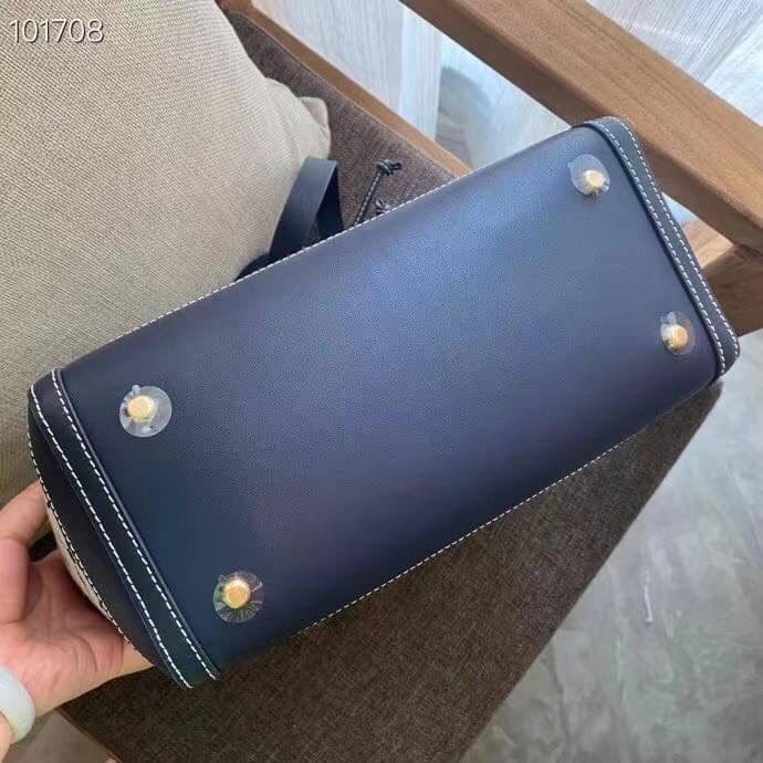 TORY BURCH FACTORY MONOGRAM JACQUARD TOTE BAG กระเป๋าถือหรือสะพายรุ่นล่าสุดดีไซน์ยอดนิยมจาก TORY BURCH FACTORY OUTLET วัสดุ Woven Jacquard & Leather ทอลาย Jacquard Singnature แบรนด์รอบใบสวยอยู่ทรงเป็นเอกลักษณ์ เปิดปิดแบบ Drawstring ขนาดใหญ่กำลังดี กว้างแล