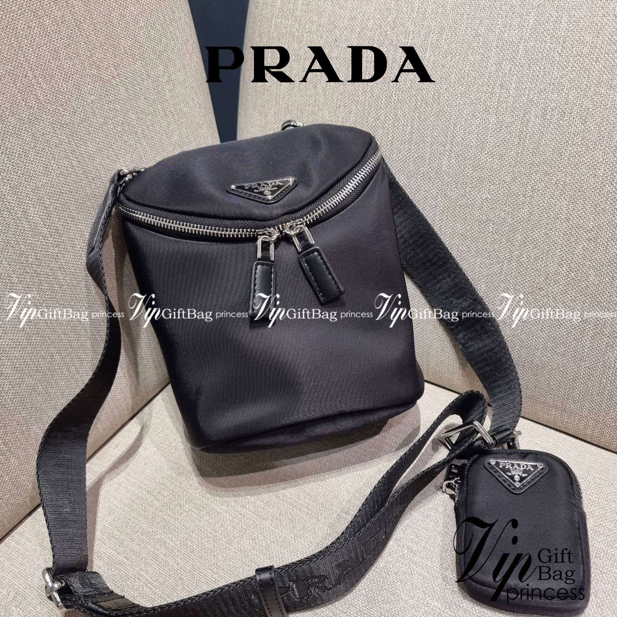 PRADA RE-NYLON AND LEATHER SHOULDER BAG ถึงเวลาของหนุ่มกันแล้ว!! ไอเท็ม best seller ที่เตรียมขึ้นแท่นรุ่นหายาก เท่ คูล ดูดี ไม่เกร่อ กระเป๋าสะพายข้าง รูปทรงเรขาคณิต ดีไซน์เรียบง่าย แต่มีความหรูในตัว วัสดุผ้าไนล่อนคุณภาพ พร้อมใบลูก ไว้ใส่เหรียญ ใส่กุญแจได้