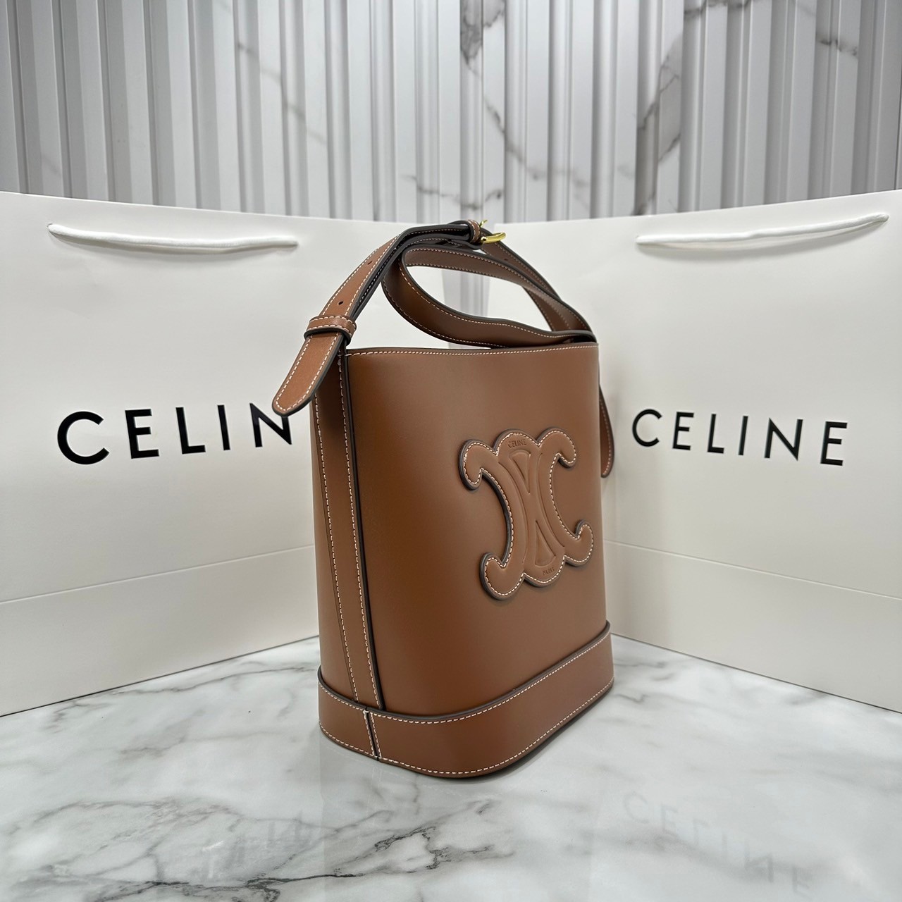 CELINE BUCKET CUIR TRIOMPHE bag in denim with full Triomphe กระเป๋าสะพายทรงบัคเก็ตเดนิม ปักลายแบรนด์สีขาวสวยโดดเด่น พิเศษพร้อมใบลูกสะดวกใช้งาน รุ่นฮิตข้ามปี งานสวยเรียบหรู ผู้ดีไปอีก