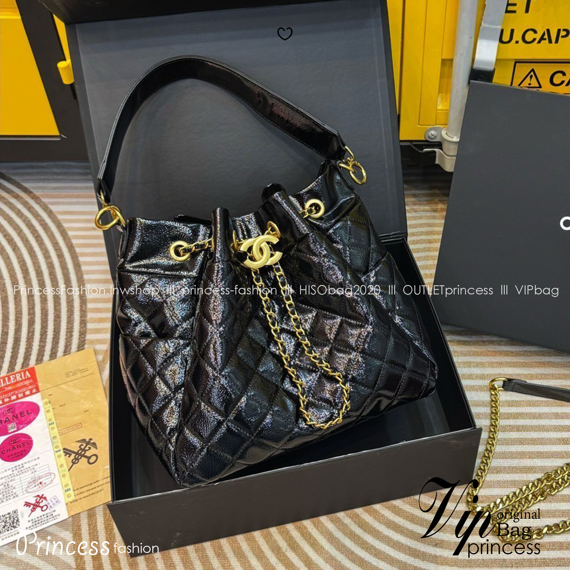 Chanel Bucket Bag กระเป๋าสะพายทรงบัคเก็ต สายสะพายโดดเด่นด้วย font โลโก้สีทองสวยหรู มีช่องใส่ของด้านข้างตอบโจทย์การใช้งานได้ดี ภายในโล่งกว้าง จุของได้เยอะ คุ้มค่ามากๆ