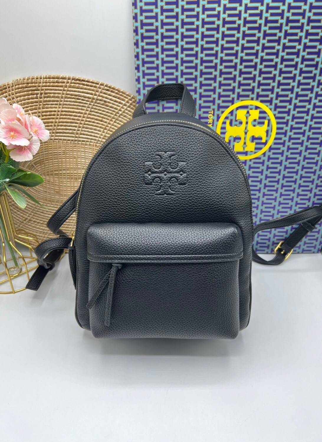 ory Burch Thea Mini Backpack คอลเลคชั่นใหม่ กระเป๋าเป้ไซส์มินิน่ารัก งานหนังเต็มใบสีดำสุดคลาสสิก ไอเท็มเด็ดที่ใครๆก็ต่างรอคอย!! ภายในเป็นช่องโล่ง ใส่ของสำคัญได้สบายๆ สายสะพายสามารถปรับได้ ใบนี้คุ้มค่าราคามากๆ