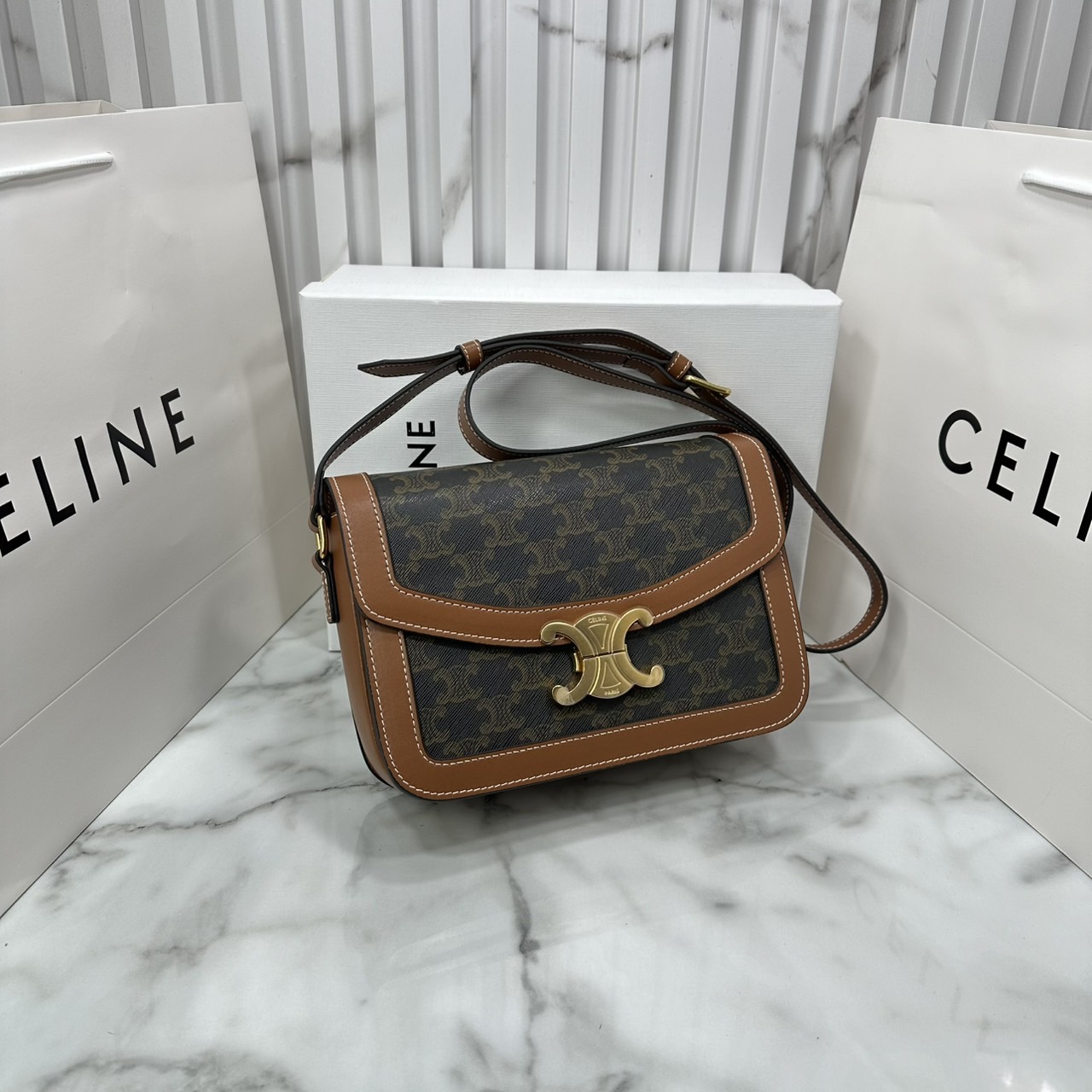 ORI หนังแท้ | 9" CELINE CLASSIQUE TRIOMPHE bag in natural leather กระเป๋าสะพายรุ่นยอดนิยม ด้วยรูปทรงสี่เหลี่ยมผืนผ้า ดีไซน์คล่องตัวถ่ายทอดให้เห็นถึงแก่นแท้ของสไตล์