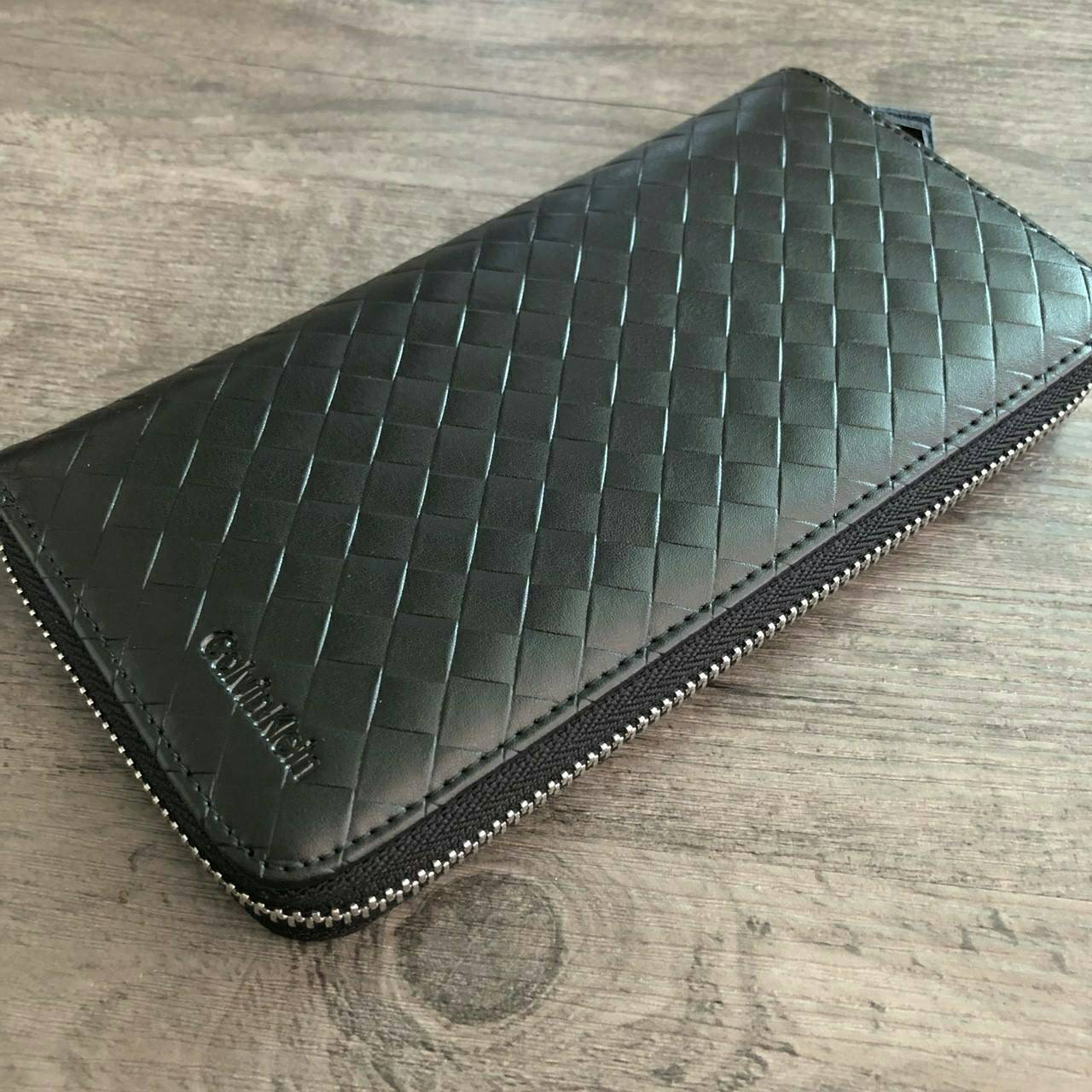 Calvin Klein Long Wallet กระเป๋าสตางค์ใบยาวซิปรอบ ภายในมีช่องใส่ธนบัตร ช่องใส่บัตรหลายช่อง และช่องซิปสำหรับใส่เหรียญ จะมอบเป็นของขวัญหรือใช้เองก็แนะนำเลยค่ะ