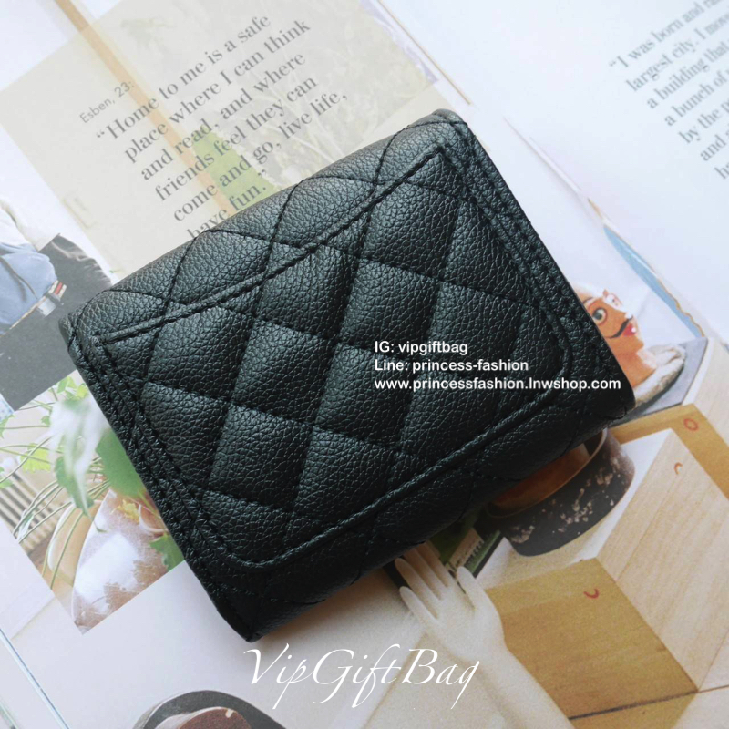 พร้อมส่งที่ไทยแล้วค่ะ♡♡ กับ กระเป๋าสตางค์แบบพับใบสั้น แนะนำรุ่นนี้คะ งานพรีเมี่ยมกิ้ฟท์จากเค้าเตอร์ต่างประเทศ **ทรงขายดี หนังสัมผัสลายด้าน จากแบรนด์ CHANEL (GWP) ด้านหน้ามีโลโก้แบรนด์ CC สีทองหรู **อะไหล่สีทองทั้งใบ เปิดปิดด้วยกระดุม ปั้มทอง