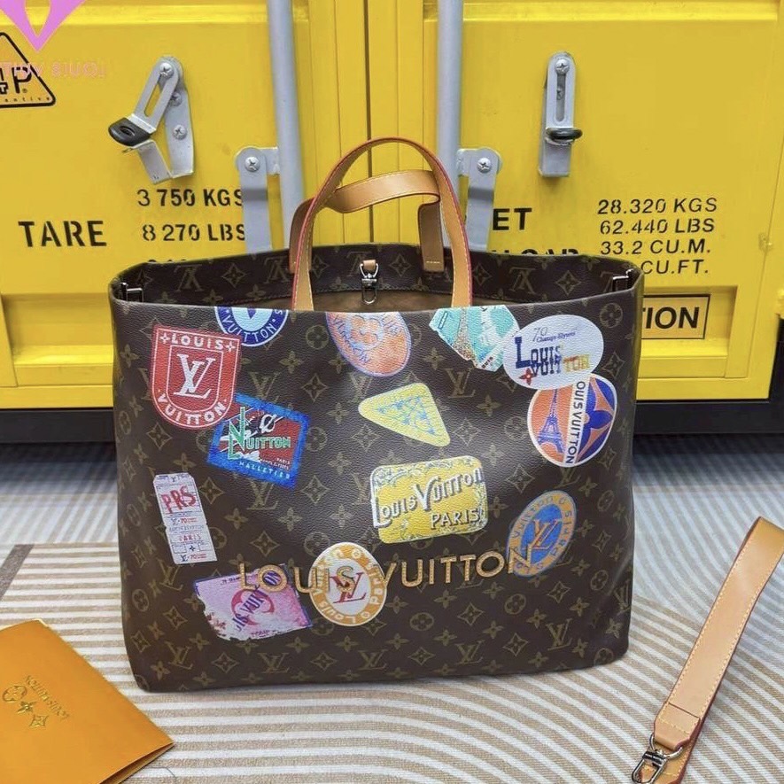 LV Flight Mode Onthego Voyage Bag / LV Tote Bag signature travel sticker print กระเป๋าทรงโท้ทใบใหญ่ รุ่นลิมิเต็ด โดดเด่นด้วยแท็กสติกเกอร์พิมพ์ลายท่องเที่ยว ให้ความวินเทจแต่ยังคงความหรูหราในตัว สวยหรูลงตัว ภายในโล่งกว้าง จุของได้อย่างจุใจ