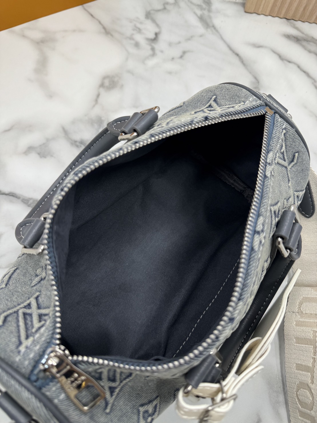 LV Bandouliere 25 Monogram Denim Bag กระเป๋าสะพายทรงหมอนเดนิมซีดสไตล์วินเทจ ปั้มนูนโลโก้ลายโมโนแกรม ใหม่ล่าสุด มาแรงม้าก! รุ่นลิมิเต็ดที่สาวๆควรได้มีสะสม