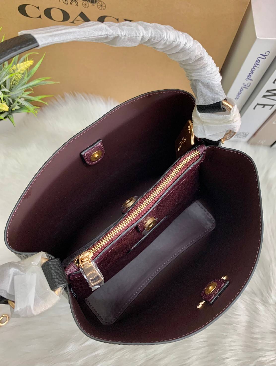 ถังใหญ่พร้อมส่งแล้วค่าา ห้ามพลาด❗️ COACH TOWN BUCKET BAG((91122)) 📣พร้อมส่ง ไซด์ที่สาวๆรอคอยค่ะ! ✔️กระเป๋าทรงถังใบใหญ่ สุดฮิตอีกรุ่นที่สาวๆต้องมีติดตัว ✔️หนังแท้ หนังจริงสวยมาก นิ่มมือดีด้วยนะคะ