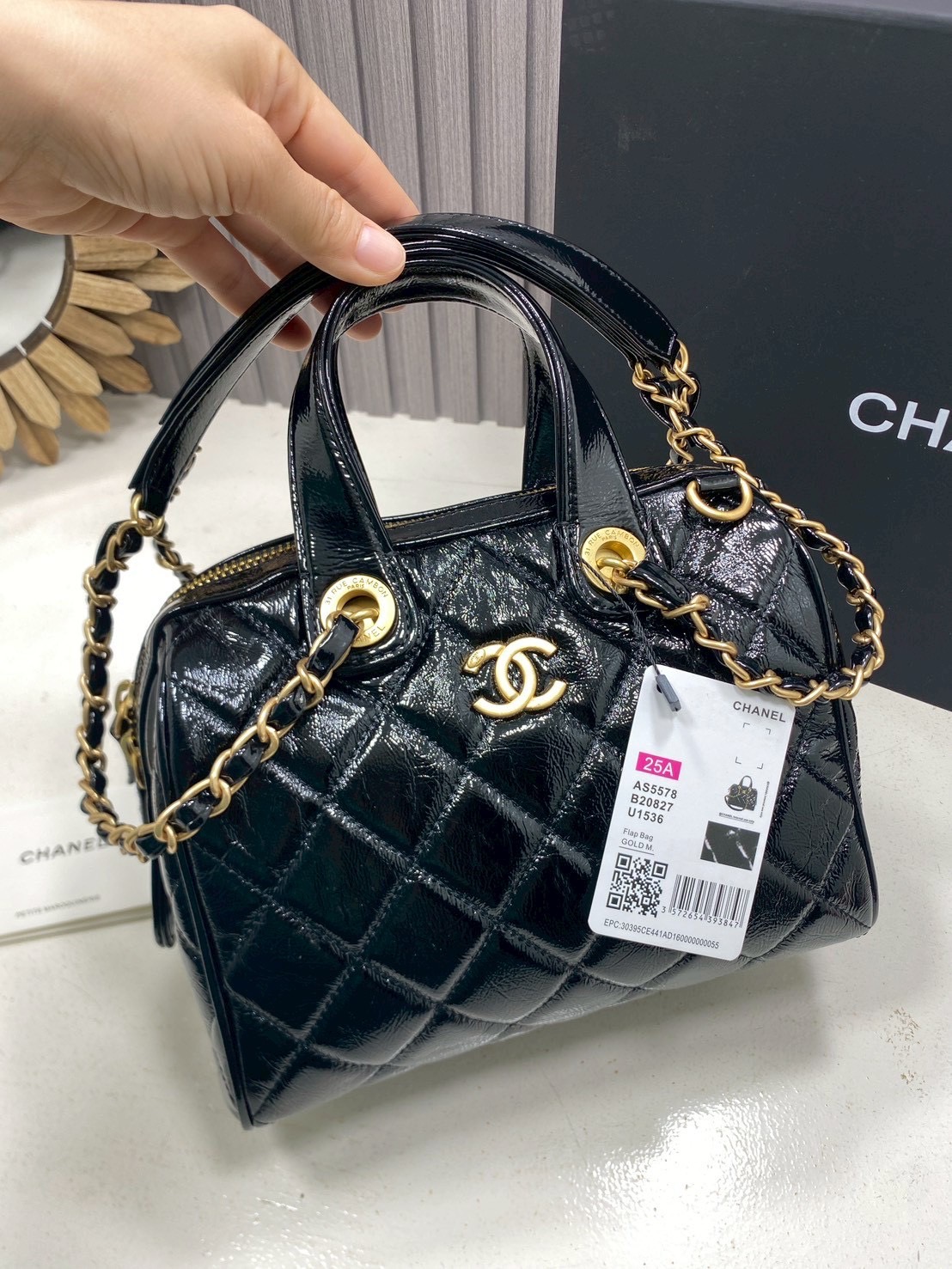 ORI หนังแท้ | Chanel Small Bowling Bag Crumpled Leather / Chanel Keepall Bag กระเป๋าถือ กระเป๋าสะพายรุ่นใหม่ล่าสุด ดีไซน์หนังยับเงา ในคอลเลกชัน Métiers d’art ปี 2024/25 ด้วยลูกเล่นของเนื้อสัมผัสและรูปแบบ