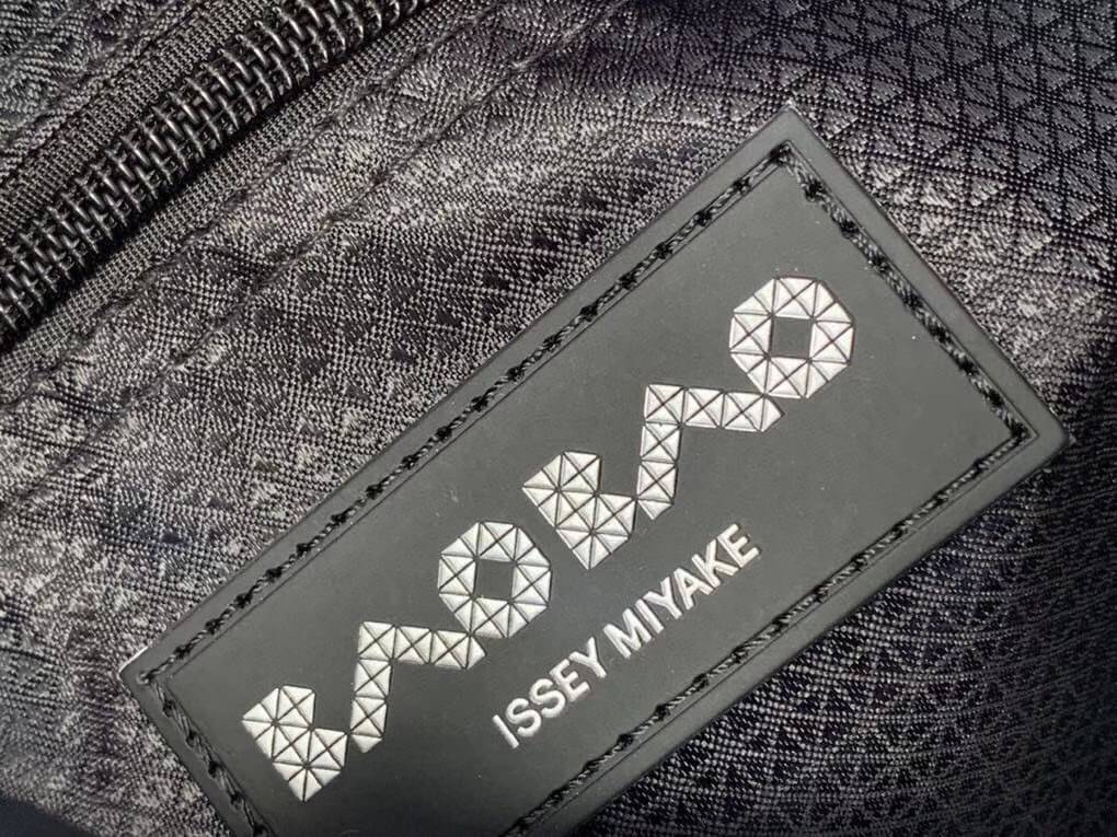 พรีเมี่ยมกิ๊ฟแท้ 100% 】ISSEY MIYAKE BAOBAO PLATINUM COLLR