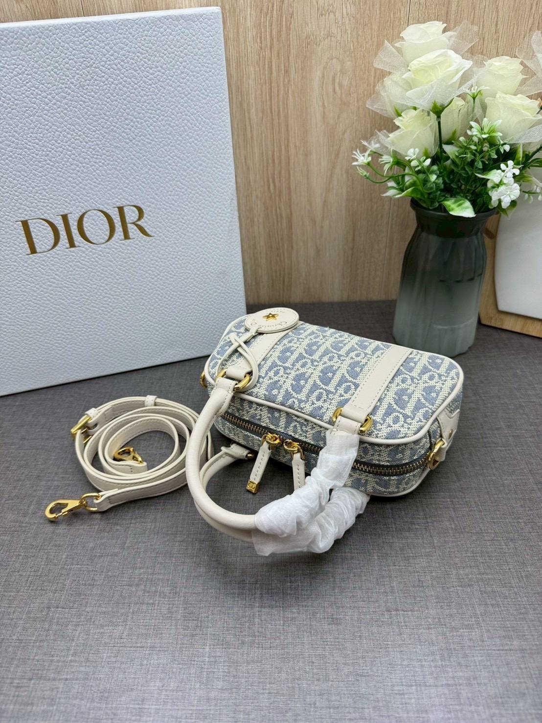 ORI หนังแท้ | DIOR D-Vibe East-West Nano Bag กระเป๋าทรงหมอนไซส์มินิน่ารัก ดีไซน์โบว์ลิ่งรูปทรงทันสมัยใช้งานง่ายจุของสำคัญได้ครบ สวยสง่างามเป็นเอกลักษณ์