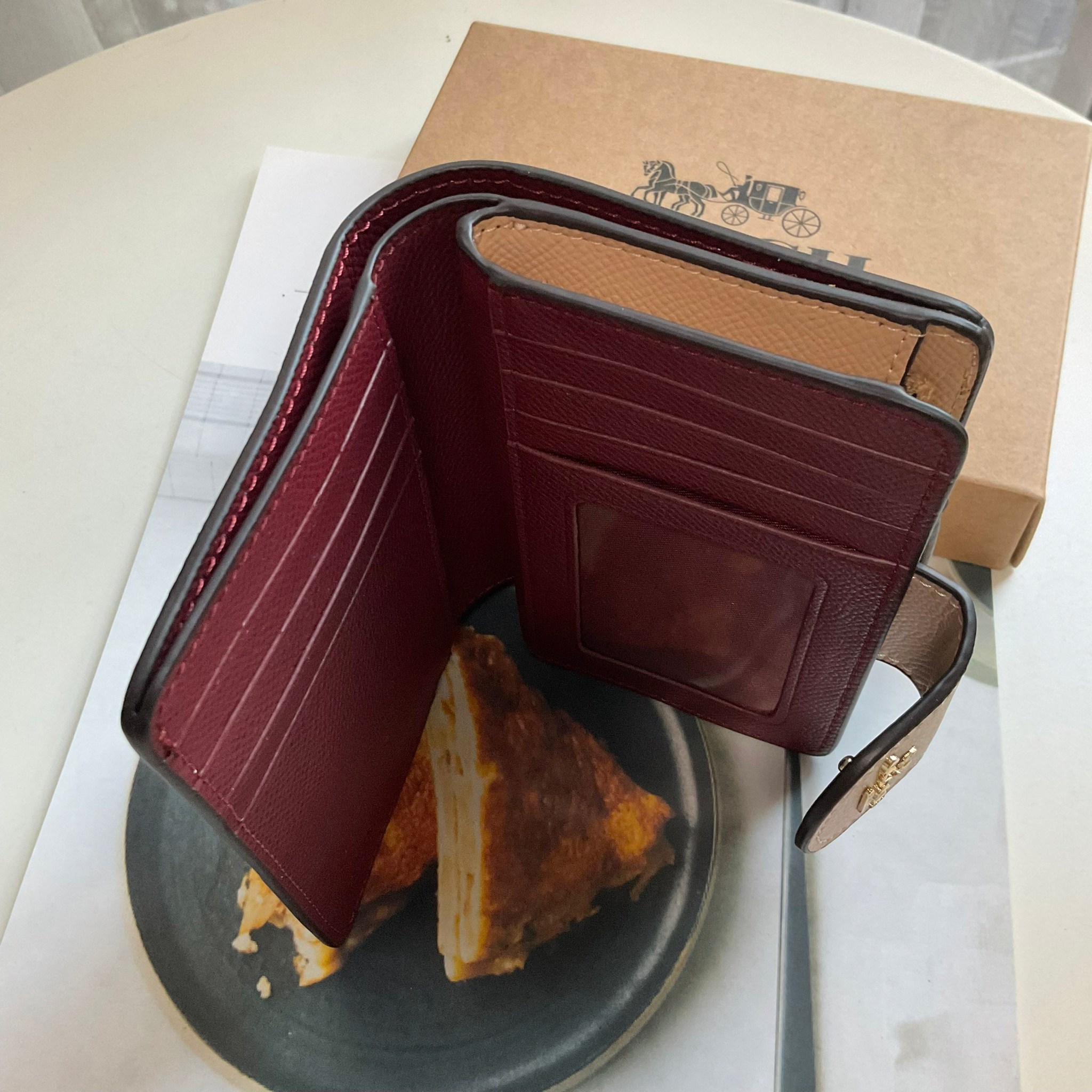 COACH SMALL WALLET IN SIGNATURE CANVAS กระเป๋าสตางค์ใบกลาง แบบพับสองตอน เปิดปิดด้วยกระดุมปั้มแบรนด์ ด้านในมีช่องใส่บัตรหลายช่อง พร้อมช่องใส่รูป และช่องใส่ธนบัตร ด้านหลังมีช่องซิปเหรียญอีกหนึ่งช่อง น้ำหนักเบา พกพาสะดวก อะไหล่ทองสุดหรู ห้ามพลาดค่ะ!