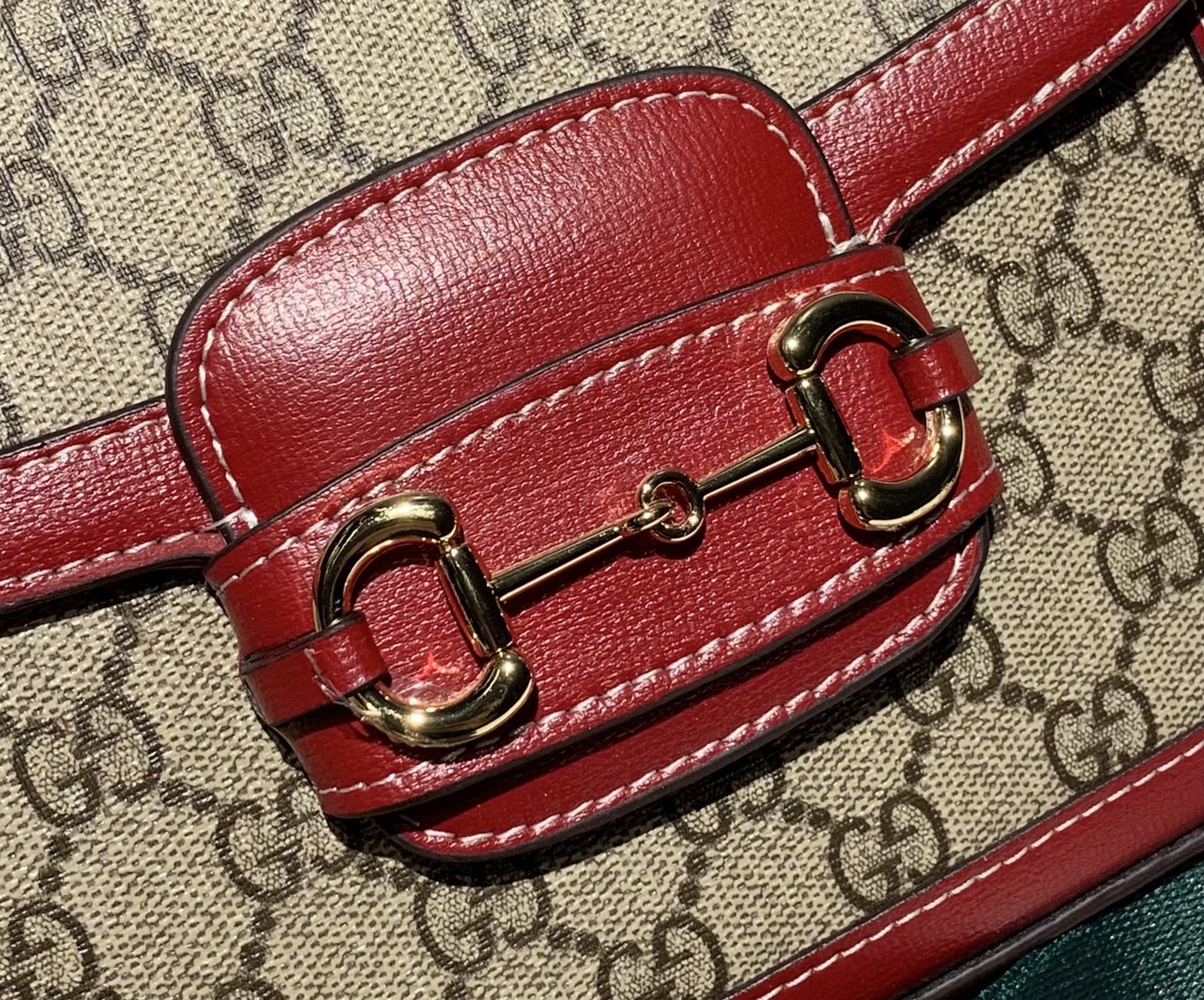 หนังแท้ GUCCI Horsebit 1955 mini bag GG Supreme canvas ที่สุดของรุ่นที่ฮอตหนักมาก คอลเลคชั่นที่ยอดขายดีตั้งแต่วันแรกที่ลง shop ด้วยรูปทรงที่กะทัดรัด ตอบโจทย์ได้ทุกลุค ทุกไลฟ์สไตล์ ใช้งานได้ง่ายคล่องตัว เรียกได้ว่าใครไม่มีได้ยังไง สวยขนาดนี้!!