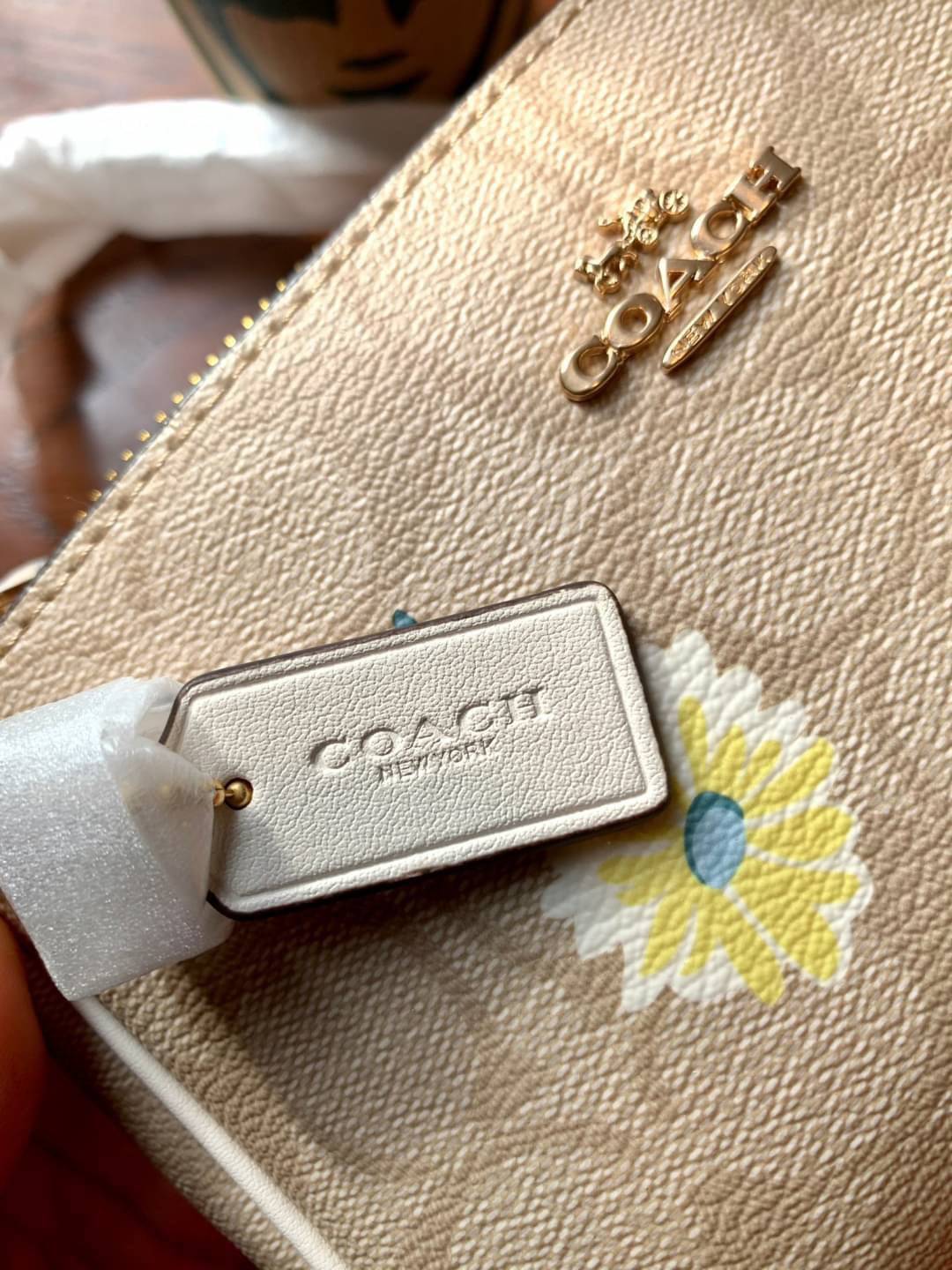 ไอเทมห้ามพลาดจร้าา COACH NOLITA SIGNATURE WITH DAISY PRINT ((C3357)) พร้อมส่งที่ไทย รุ่นต้องมีค่ะ! กระเป๋าหิ้วหรือคล้องมือ หนังแคนวาสปริ้นลายดอกDaisy สวยงาม น่าใช้มากค่ะ เปิดปิดกระเป๋าแบบซิป ภายในสามารถใส่มือถือได้ทุกรุ่น;กระเป๋าเงินใบกลางได้;พร้อมช่องเสี