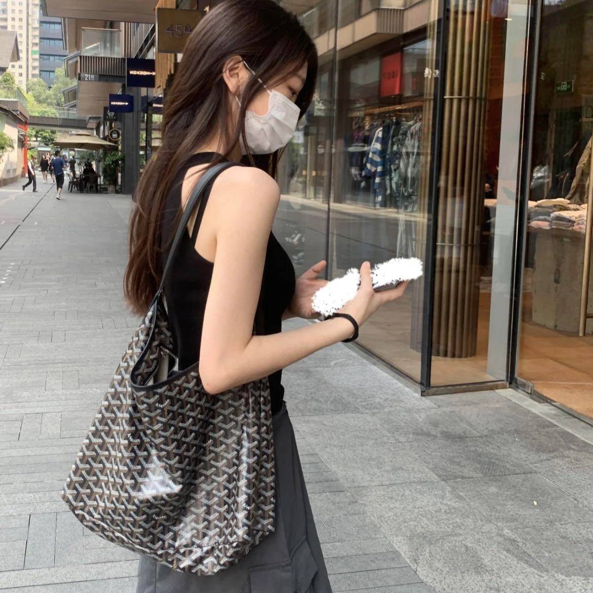 GOYARD BOHEME HOBO BAG / GOYARD HOBO กระเป๋าสะพายทรงโฮโบ ใบใหญ่จุใจ!! มาครบสีขายดี เลิศทุกสี รูปทรงคลาสสิค ดีไซน์เป็นเอกลักษณ์ วัสดุหนังแคนวาสพิมพ์ลายสวยคม ปากกระเป๋ามีซิปเปิด-ปิดกันของหล่นได้ ภายในโล่งกว้างมาก มาพร้อมสายคล้องในตัว ทนทาน สะพายสวยๆได้ทุกวั