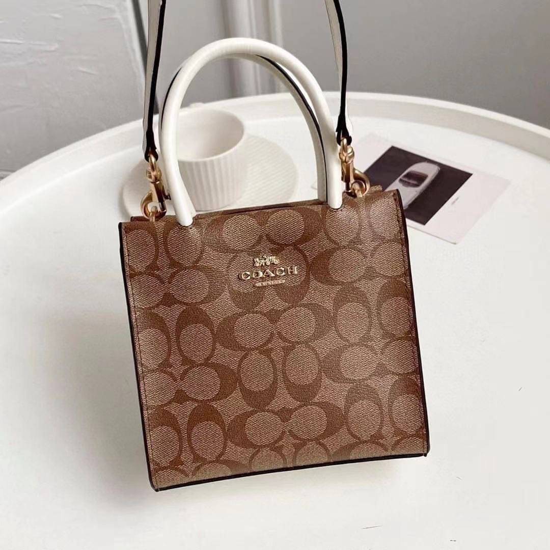 COACH MINI CALLY CROSSBODY IN SIGNATURE ((3599, 2184, 5693, 2134, 2183)) พร้อมส่งที่ไทยทันที! กระเป๋าสะพายครอสบอดี้ร์ กระเป๋าครอสบอดี้โท้ทมินิไซส์ รุ่นใหม่สุดฮอต!! ใบจริงคือน่ารักม้ากกกก!! สวยอยู่ทรง น่ารักน่าใช้ ทรงTote ปากกระเป๋าเปิดปิดแบบแม่เหล็ก ภายใน