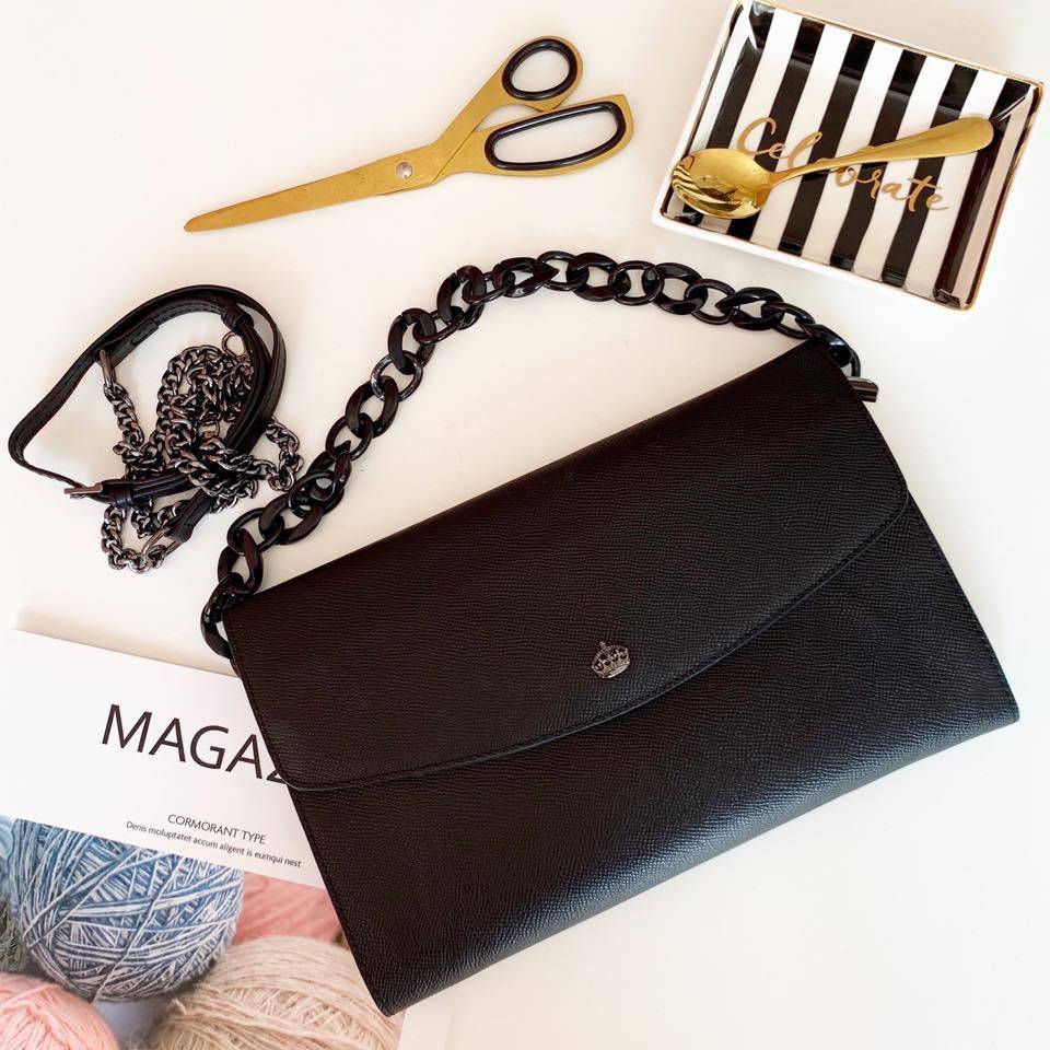 คลัชมาใหม่ สัปดาห์นี้ค่า ‘ Stair ‘ Clutch bag ✔️รอบนี้เข้าเพิ่มอีก 5 ลายเลยน๊า หลังจากปล่อยคอลเลคชั่นแรกออกไปแล้วได้รับความนิยมมากๆ รอบนี้จัดเฉดสีกลางๆ ให้แมทช์ง่ายกับชุดด้วยค่า **หนังวัวแท้ค่า