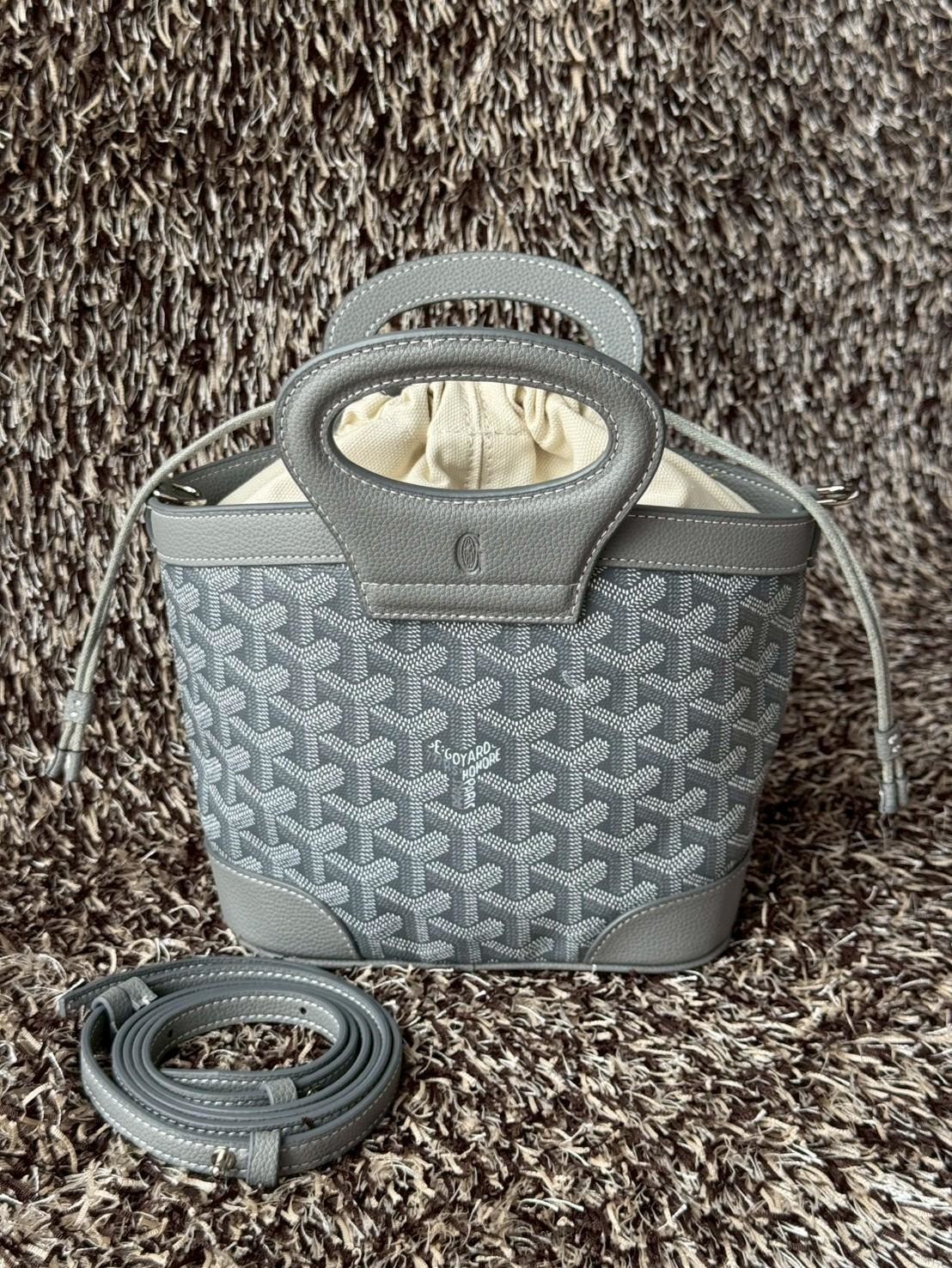 Goyard Beluga Mini Bag กระเป๋าสะพายทรงบัคเก็ต หูจับในตัว ภายในเป็นเชือกรูด น่ารักเกินต้าน เหมาะมากกับสาวๆสายแต่งตัวน่ารัก ขนาดกำลังพอดีไม่เล็กไม่ใหญ่เกินไป ควรมีมากค่า