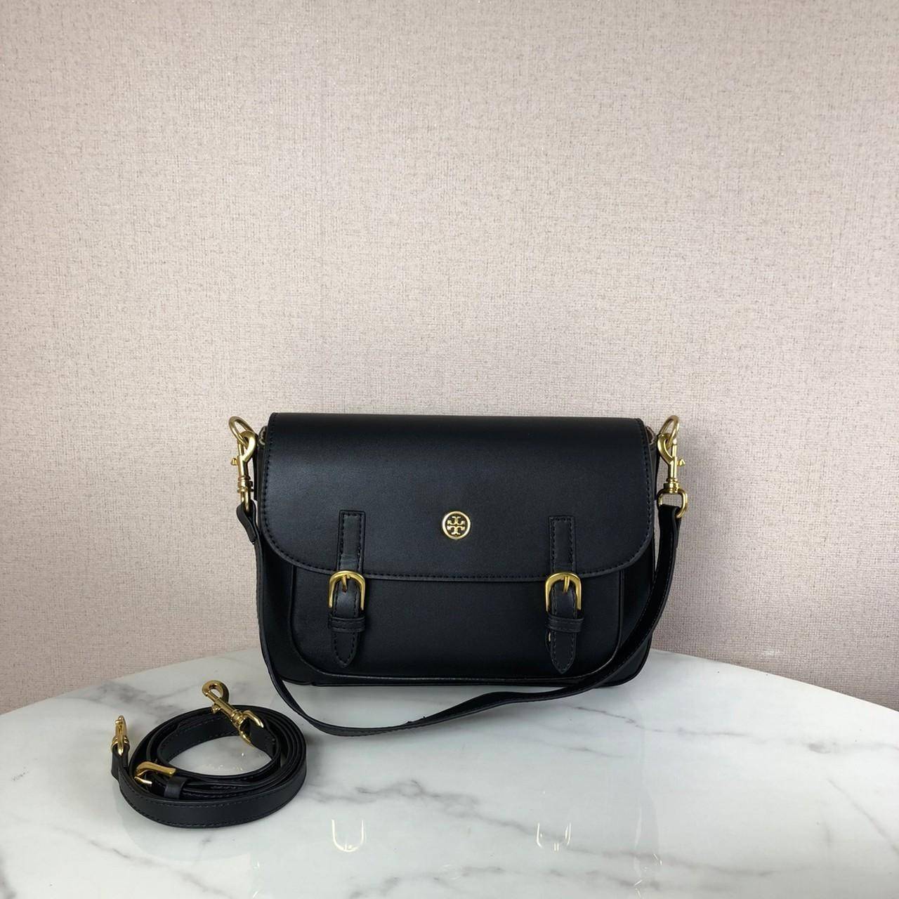 กระเป๋าถือและสะพาย TORY BURCH เปิด - ปิดกระเป๋าด้วยกระดุมแม่เหล็ก ด้านในแบ่งเป็น 2 ช่องใหญ่ และมี 1 ช่องซิป กับ 1 ช่องเล็กค่ะ สายสะพายสั้น 57 cm ถอดได้ ปรับไม่ได้ค่ะ สะพายสะพายยาว สามารถถอดและปรับได้ 3 ระดับค่ะ