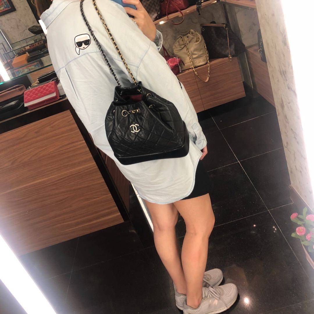 Chanel gabrielle backpack ไอเท็ม best seller กับรุ่นสุดปังในรูปแบบกระเป๋าเป้ ดีไซน์หรูคลาสสิค สายสะพายในตัวรูดปากกระเป๋าเก็บทรงได้ หรือจะรูดด้านหน้ายาวสุด