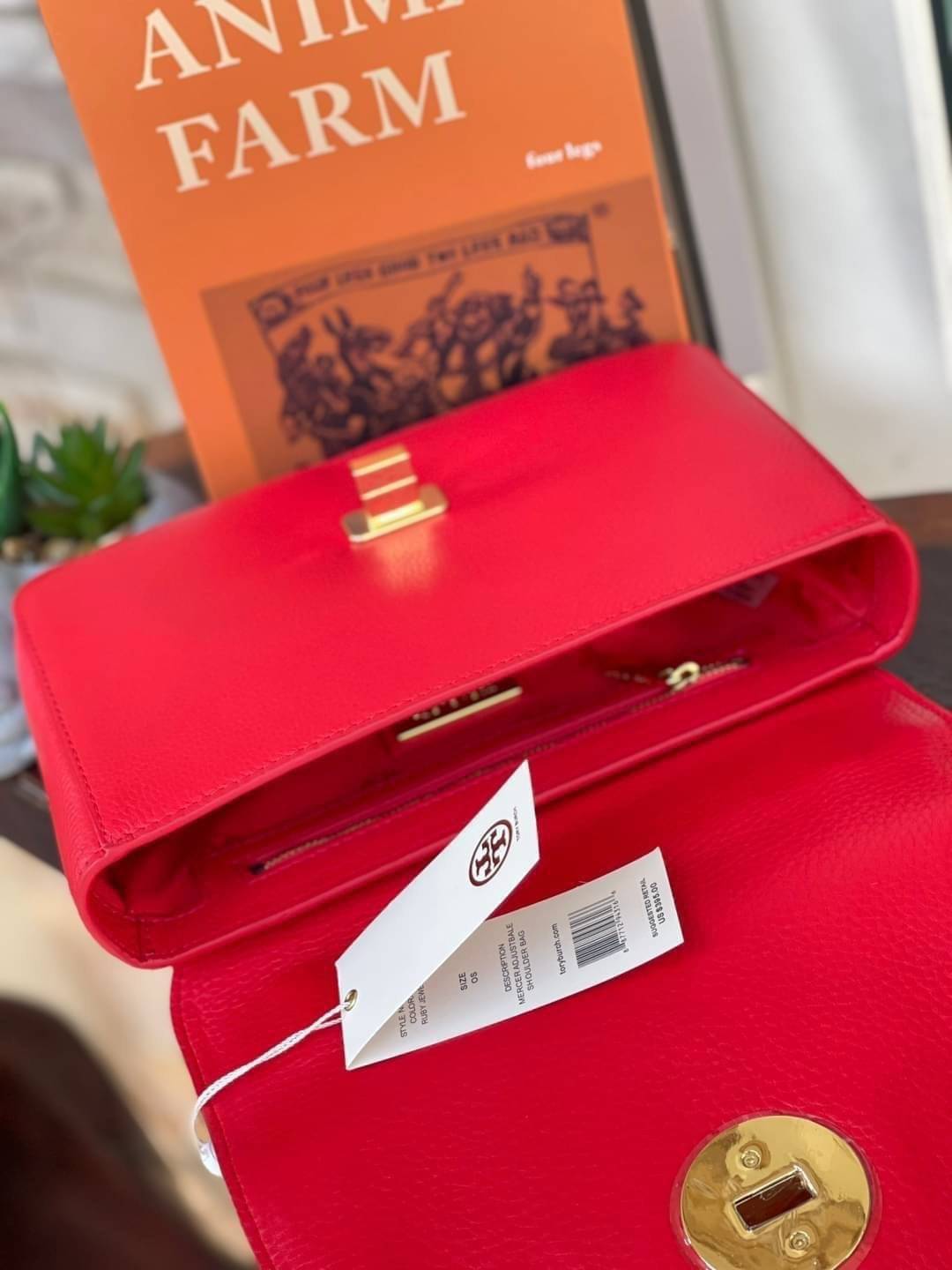 Tory burch description mercer adjustbale shoulder bag เป็น Collection รุ่นท็อปที่สาว ๆ หลายคนถูกใจ ด้วยทรงกระเป๋าคลาสสิกสุดเก๋ ใช้งานแบบไหนก็ดูดี ในลุคช์สาวหวานแบบสะพายสายคู่ หรือ ต้องการความคล่องตัวด้วยการสะพายแบบครอสบอดี้ มีดีไซน์ที่ Practical ต่อการใช้