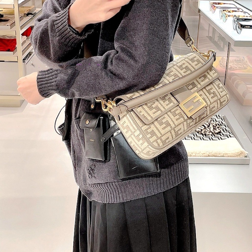 FENDI Baguette Dove grey FF tapestry fabric bag / FENDI Bag พร้อมส่ง กระเป๋าสะพายทรงแบคเกตต์ ดีไซน์ลวดลายมี texture หรูหราโดดเด่นน่าใช้ **สินค้าเกรดออริจินอล 1:1 สลับแท้