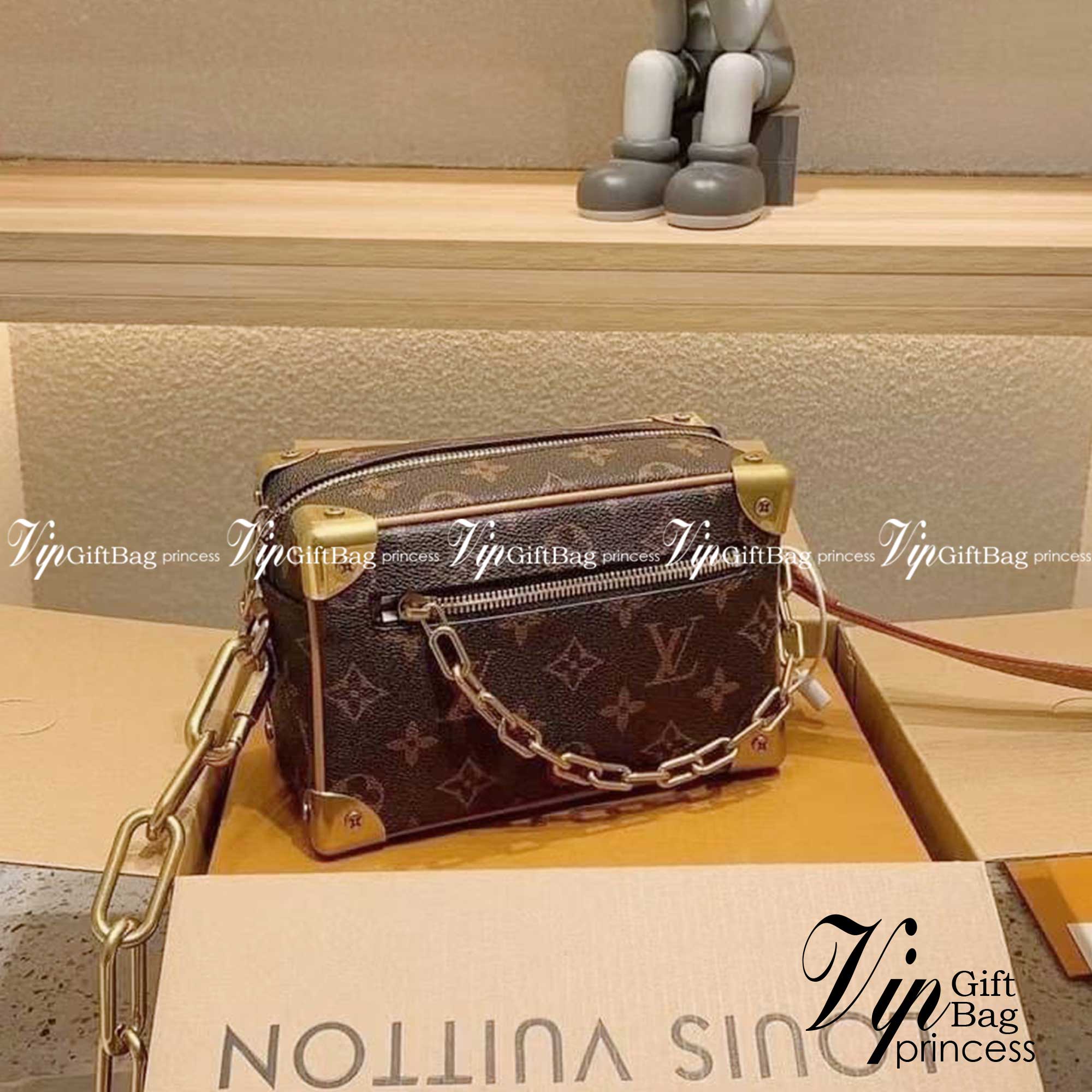 LV Mini Soft Trunk in Monogram Legacy กระเป๋าสะพายทรงกล่อง ไซส์มินิ สวย เท่ห์ รุ่นหายากมากกก วัสดุหนังแคนวาส ดีไซน์ทุกอย่างได้ลงตัว หรูหรา พกเป็นคลัทช์ออกงานก็ดูแพง สะพายข้างก็ดูอัพลุค ได้ทุกสไตล์ รุ่นนี้เป็น unisex ด้วยน้า ใช้ได้ทั้งหนุ่มๆและสาวๆไปเลย ภา