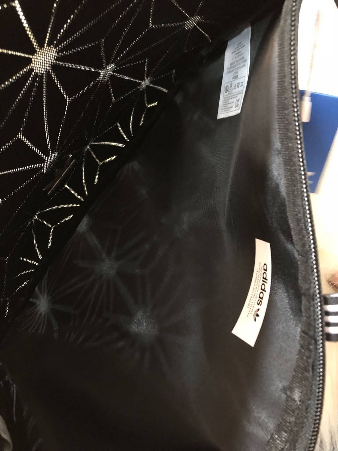 Adidas 3D SLEEVE ใส่โน๊ตบุคขนาด 12 นิ้วได้ ใบนี้หายาก สามารถถือเป็นคลัช ใส่ของพกพาสะดวก ใส่เครื่องสำอาง ได้มาจำนวนจำกัด รุ่นนี้ใส่ A4 ได้นะคะ