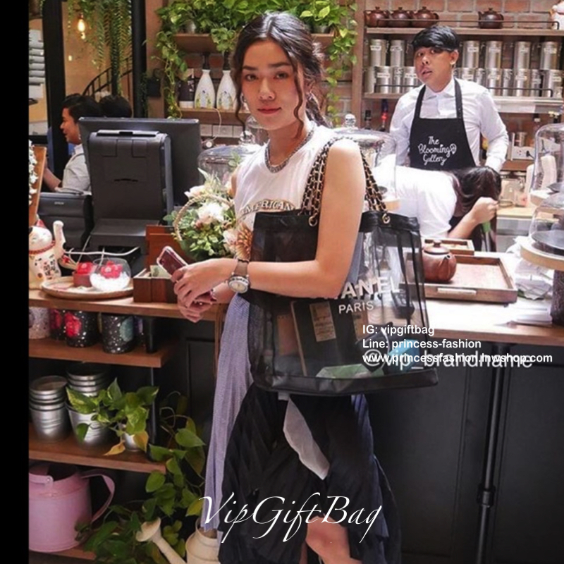 สีเงินสุดหรู **ถึงไทยแล้วค่ะ ---- ซื้อ1ได้ถึง2 !!! ---- Chanel Shopping Ribbin bag Chain With + Cosmetic Pouch กระเป๋าสะพายใบใหญ่ทรง Shopping พร้อมกระเป๋าใส่เครื่องสำอางค์ ใบเล็ก จากงานพรีเมี่ยมกิ้ฟของแท้นำเข้าจาก Chanel Perfume Counter ใบใหญ่วัสดุ Nylon 