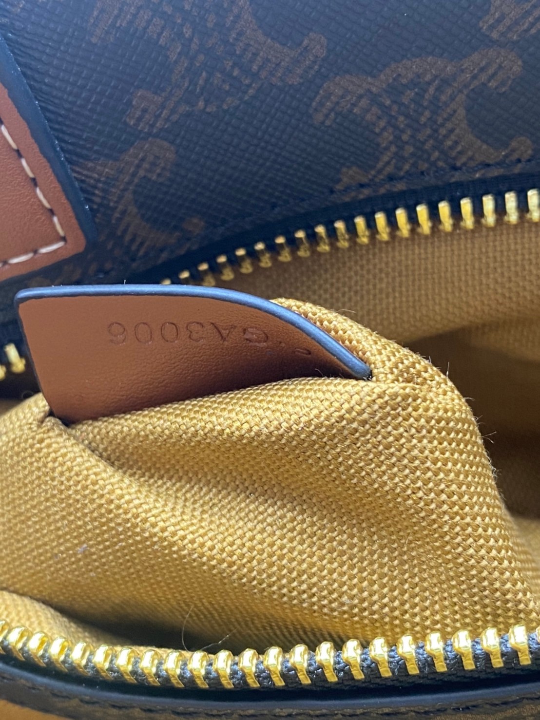 หนังแท้ CELINE SMALL CABAS VERTICAL IN TRIOMPHE CANVAS AND CALFSKIN / CELINE TOTE พร้อมส่งที่ไทย กระเป๋าโท้ททรงตั้ง CABAS TRIOMPHE งานหนังแท้ CALFSKIN ทั้งใบ พร้อมหูหิ้วสองข้างและสายสะพายหนังแบบถอดได้ ภาพสินค้าถ่ายจากงานขายจริง ใช้งานต่างประเทศได้