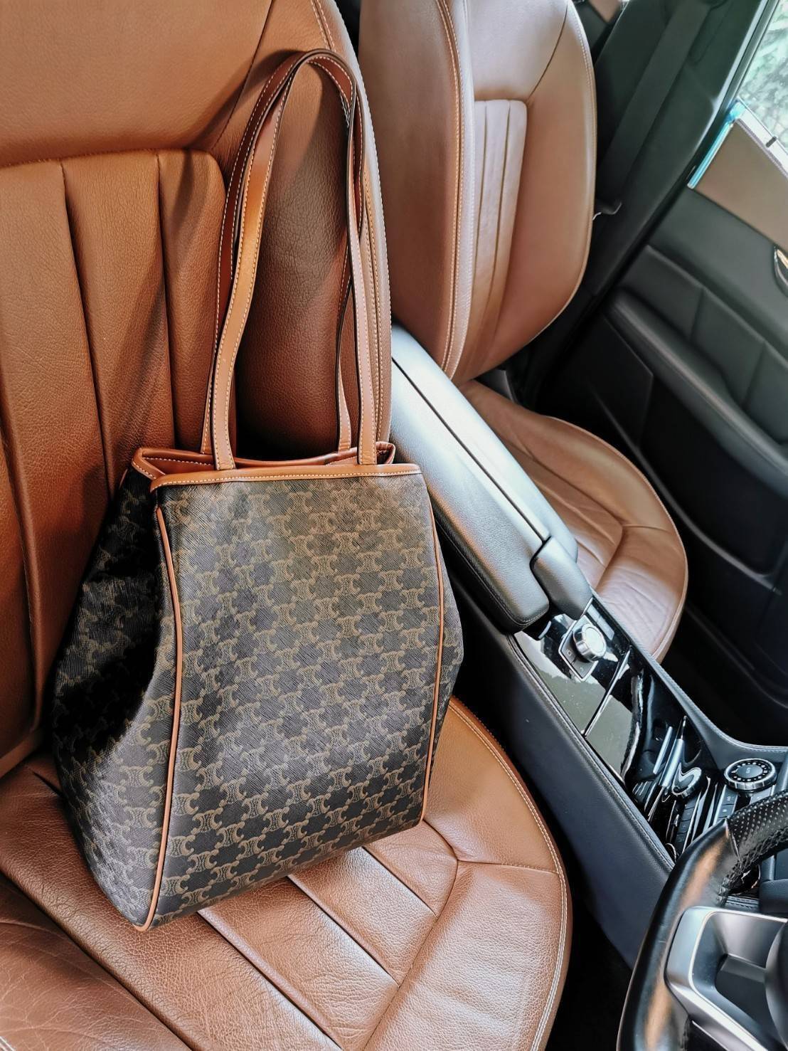 พรีเมี่ยมกิ๊ฟแท้ 100% 】CELINE SHOPPING BAG VIP GIFT WITH PURCHASE (GWP) กระเป๋าสะพายพรีเมี่ยมกิ๊ฟ Limited จาก CELINE HAUTEPARFUME DUTY FREE วัสดุ TRIOMPHE CANVAS หนังสวยอยู่ทรงกันน้ำในดีไซน์ทรง TOTE สวยหรูคลาสสิคไม่มีเอ้าท์