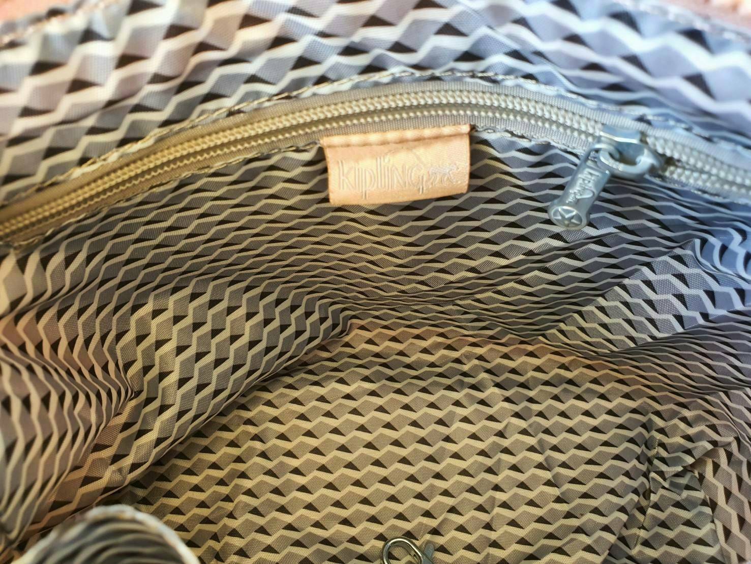 KIPLING CAI (K12587) กระเป๋าสะพายสีชมพูสดใส มาพร้อมกับพวงกุญแจลิงสีกุหลาบเข้ากับสีกระเป๋าสวยน่าใช้มากๆค่ะ ตัวกระเป๋าเปิดปิดด้วยซิปเป็นหลัก มีหลายช่องซิปแบ่งใส่ของได้เป็นสัดส่วน ภายในโล่งกว้าง สามารถใส่กระเป๋าสตางค์ใบยาวและมือถือได้ทุกรุ่น สายสะพายปรับสั้น