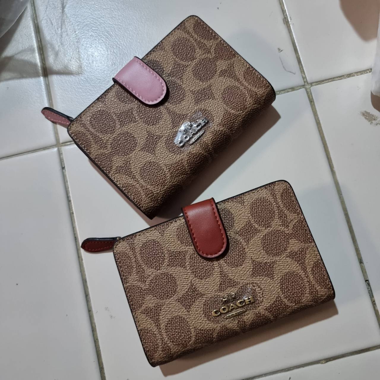 COACH F33034 MEDIUM CORNER ZIP WALLET IN COLORBLOCK SIGNATURE CANVAS กระเป๋าสตางค์ใบกลาง 👛 ขนาดกำลังเหมาะมือ วัสดุหนังแคนวาส ดูแลรักษาง่าย มีช่องใส่บัตรและธนบัตรครบ และช่องซิปแยกไว้ใส่เหรียญ สวยคลาคสิคแบบนี้เหมาะส่งต่อเป็นของขวัญที่สุดจ้า